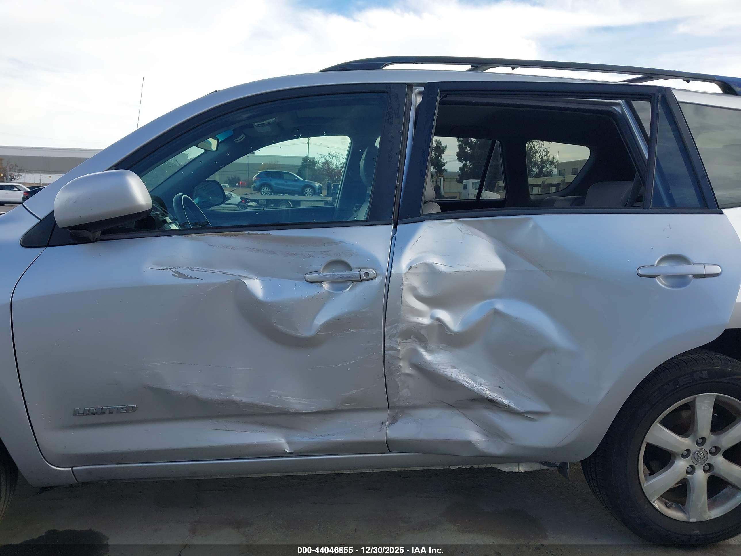 TOYOTA RAV4 image 6