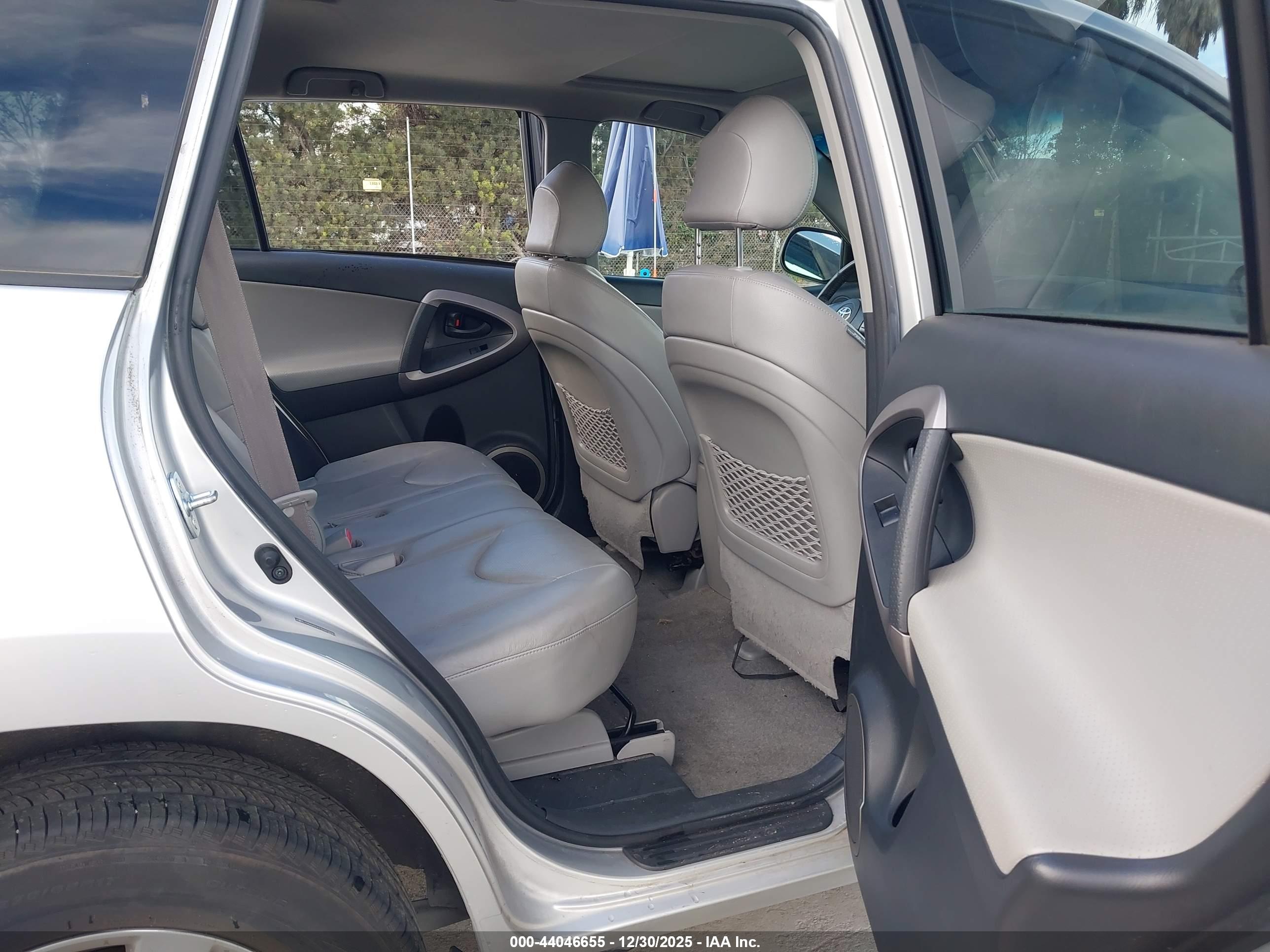 TOYOTA RAV4 image 8