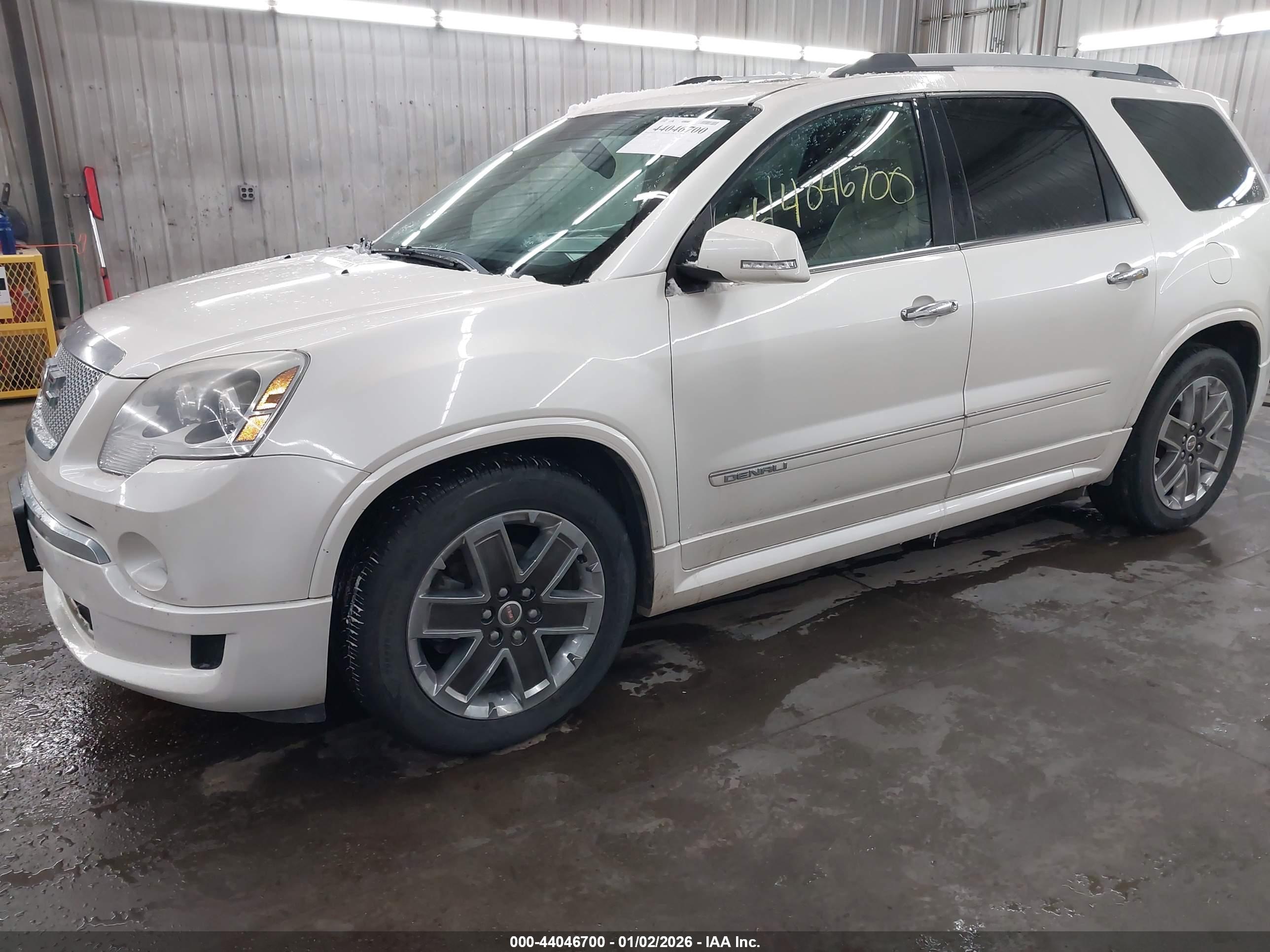 GMC ACADIA image 2