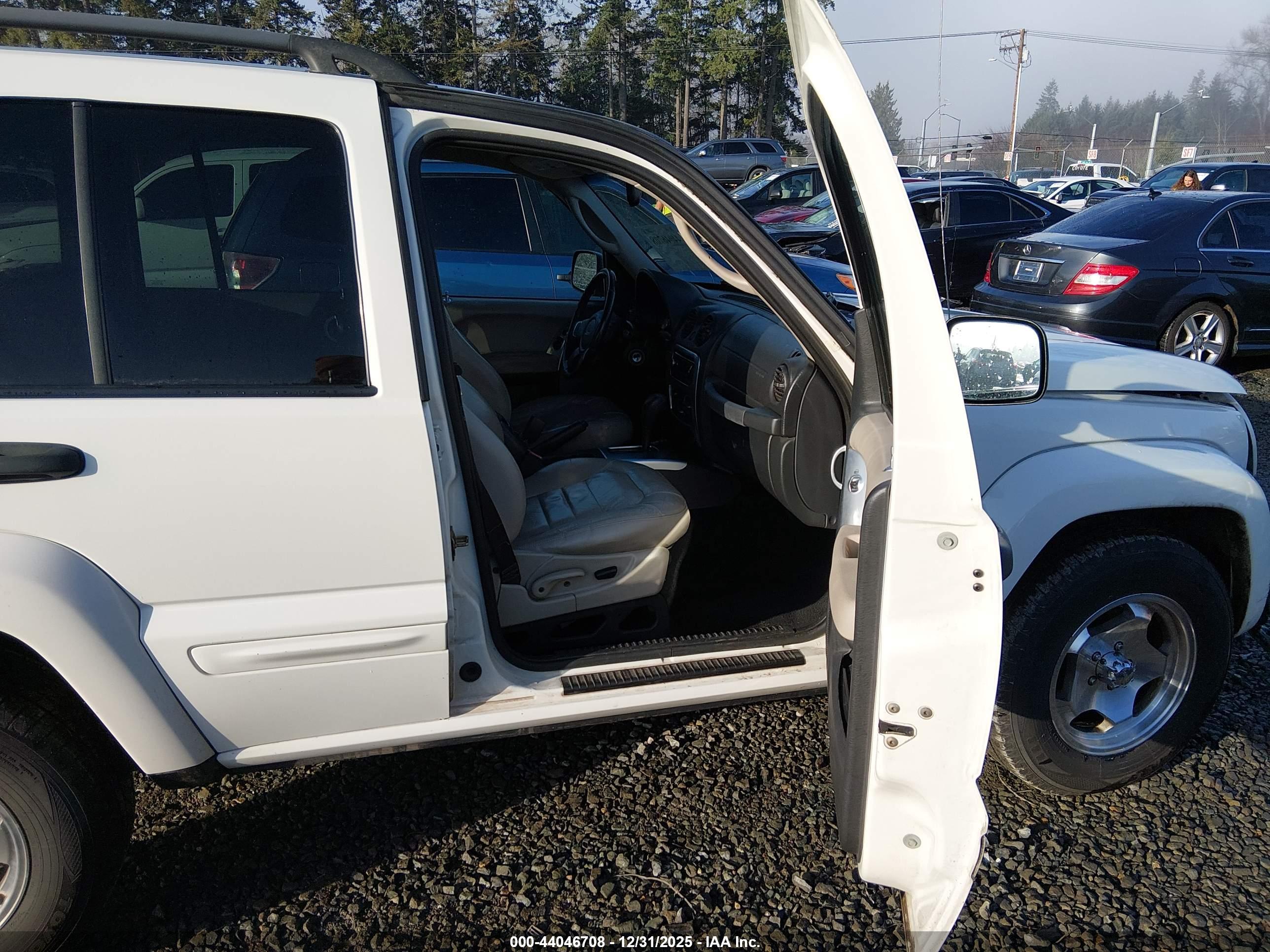 JEEP LIBERTY image 5