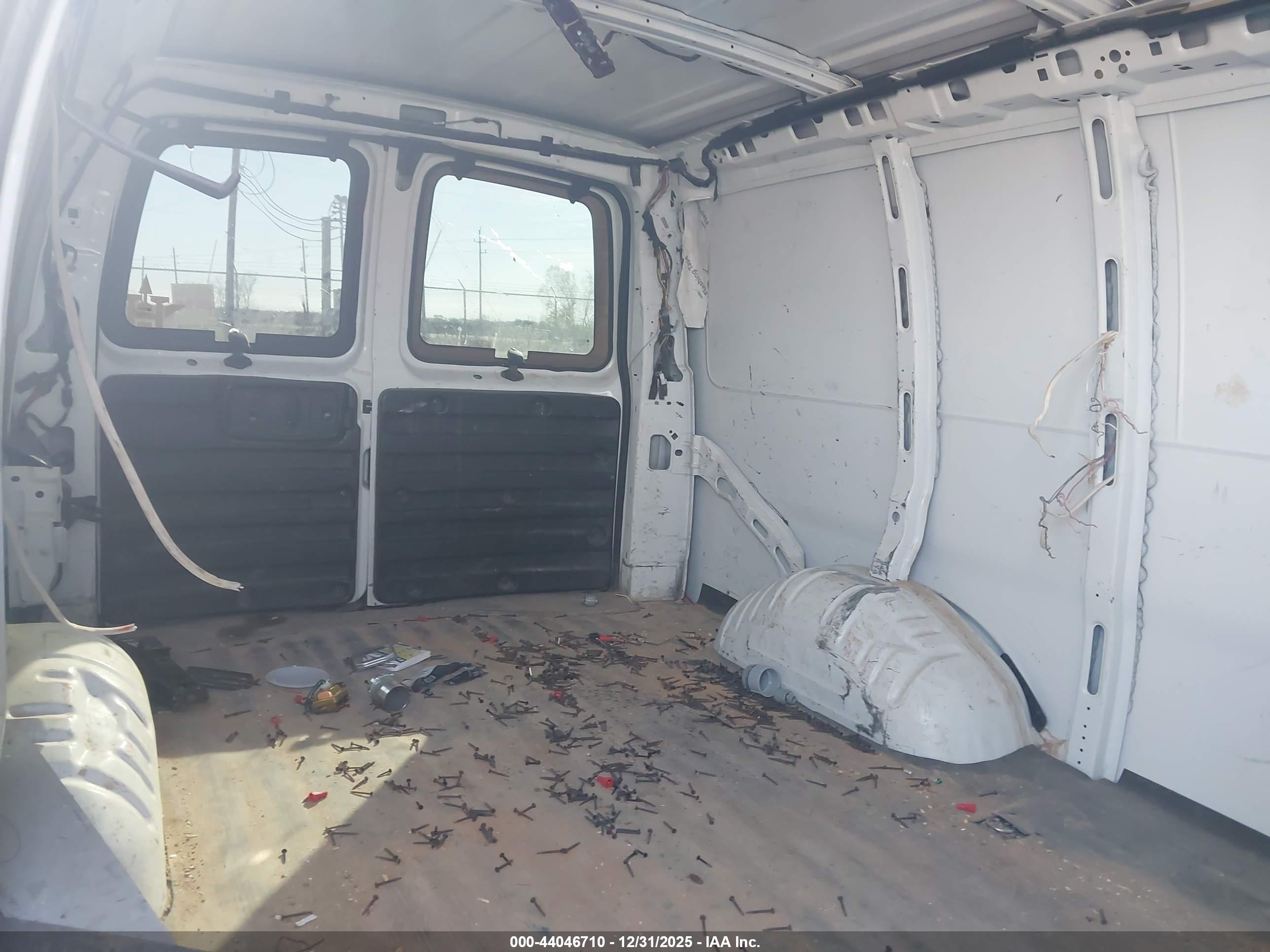 CHEVROLET EXPRESS image 8