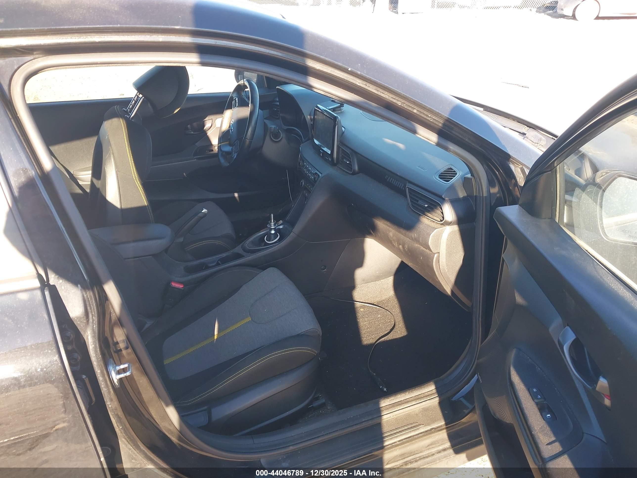 HYUNDAI VELOSTER image 5