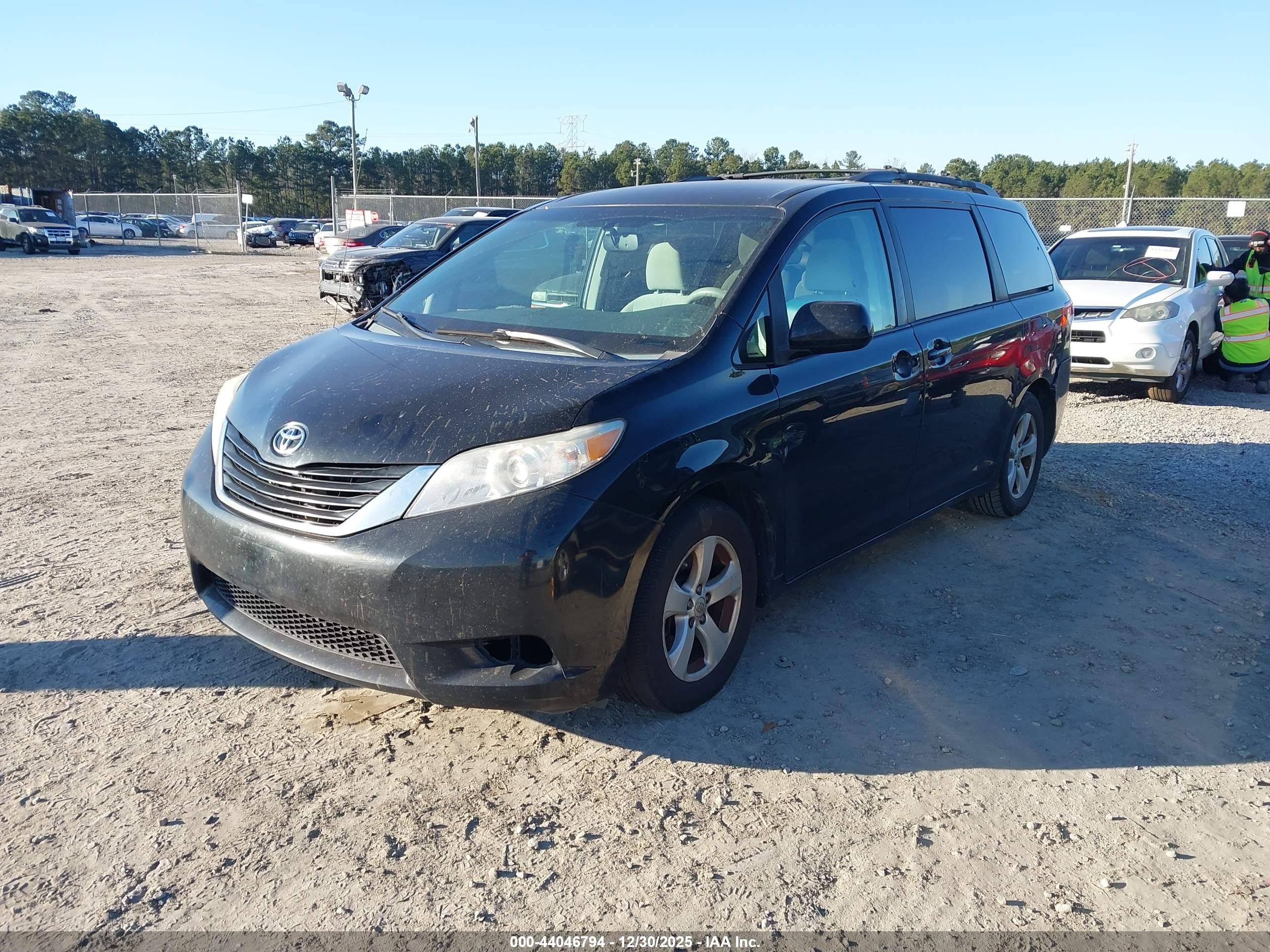 TOYOTA SIENNA image 2