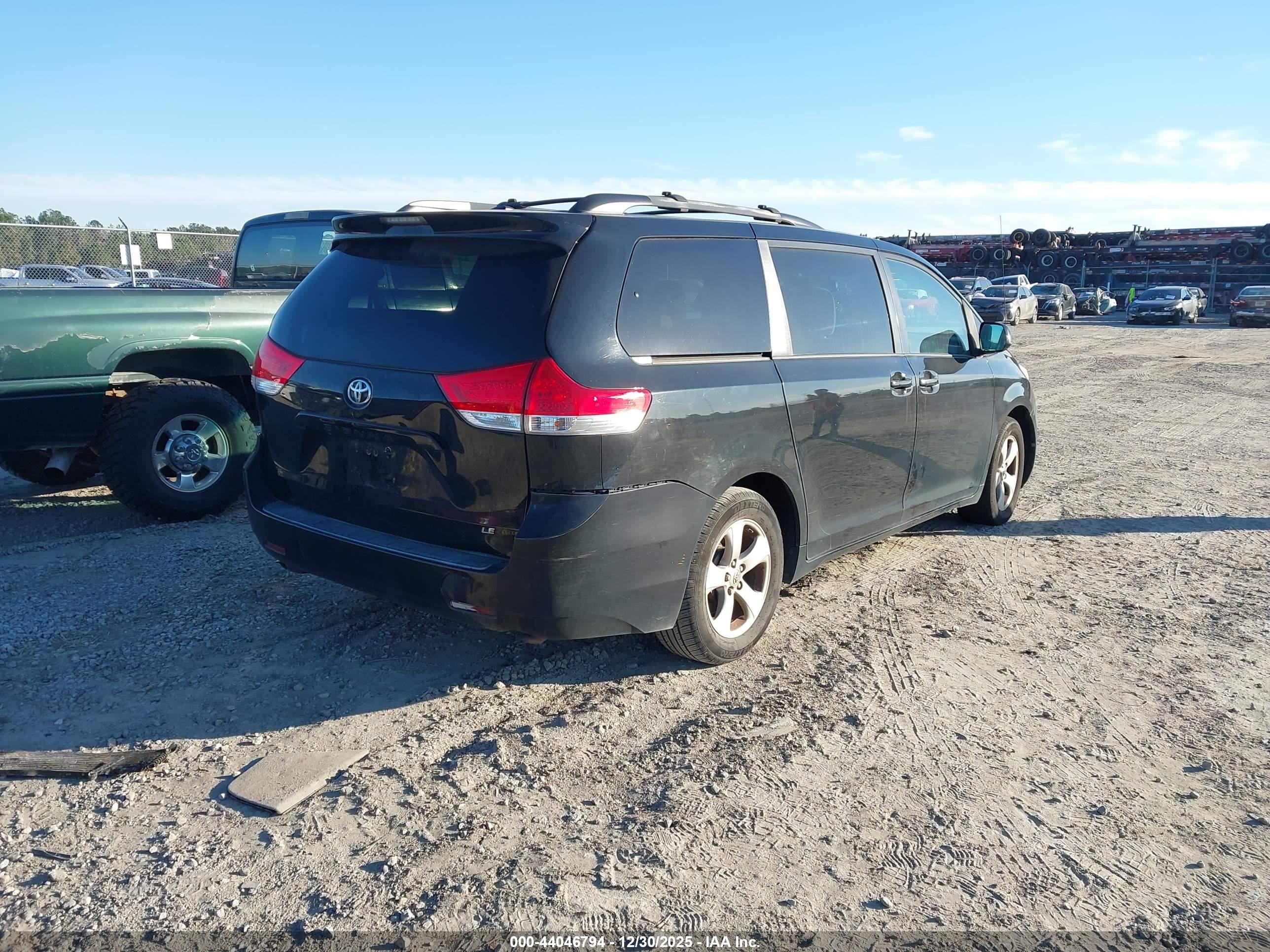 TOYOTA SIENNA image 4