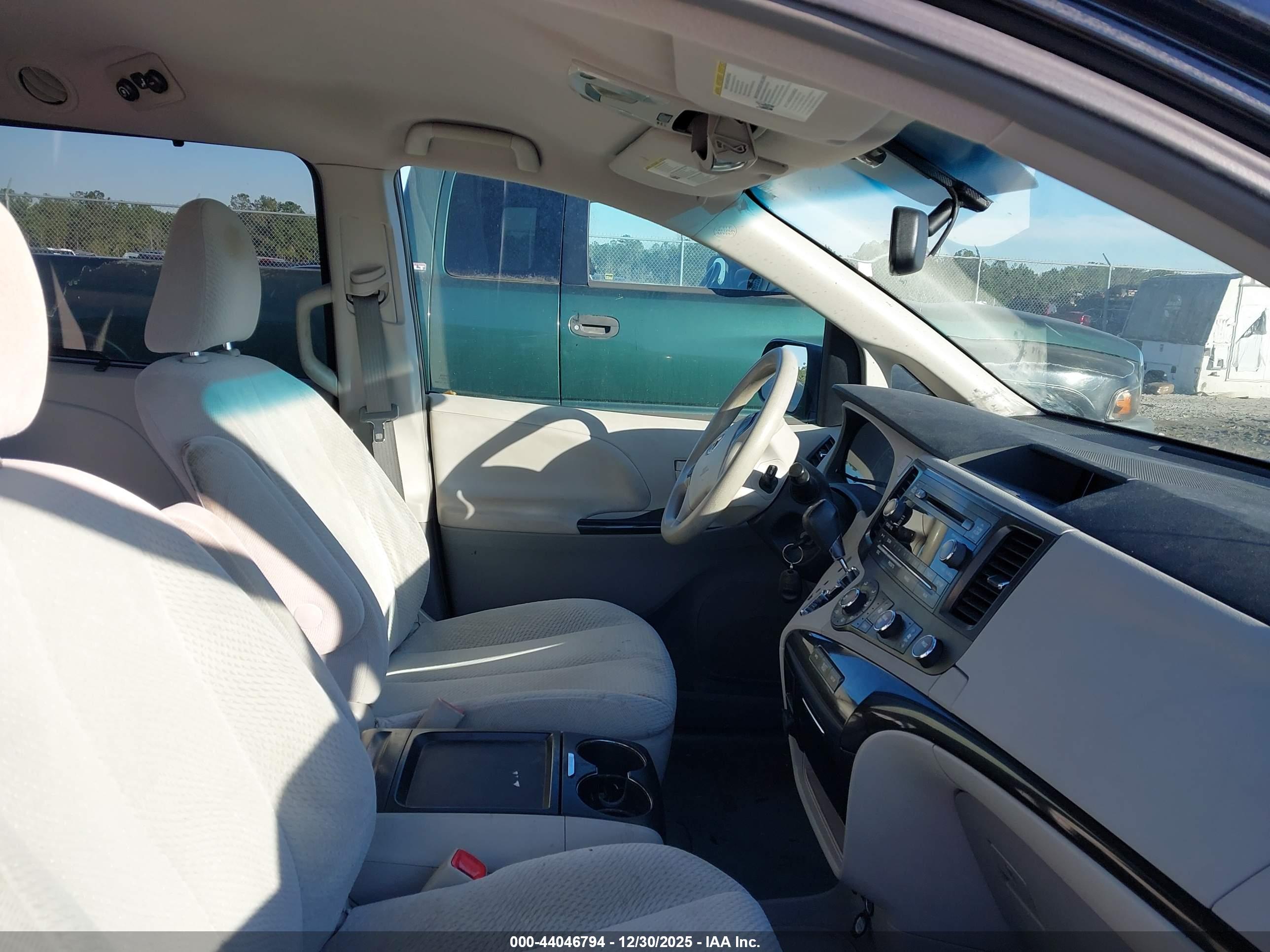 TOYOTA SIENNA image 5