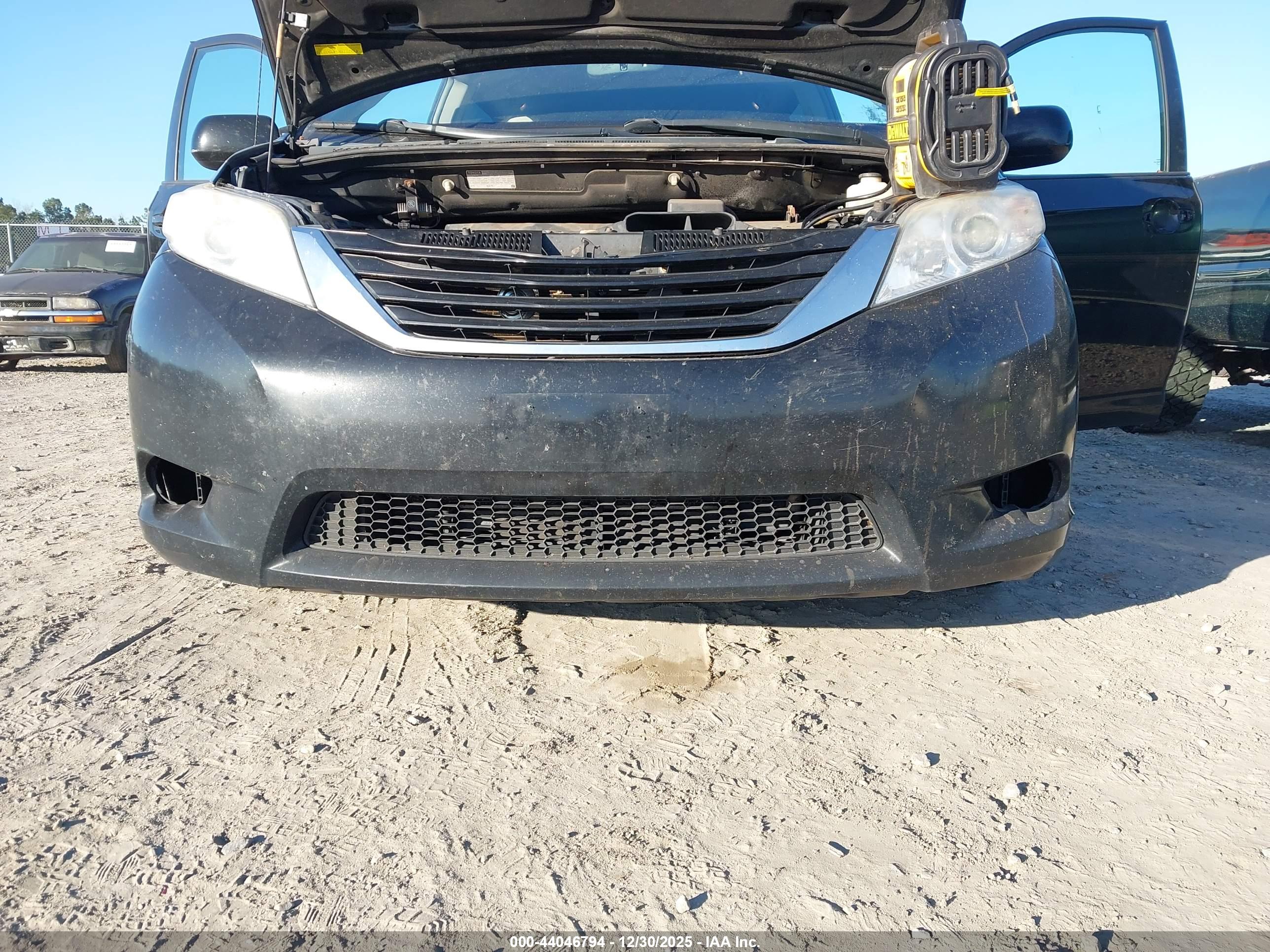 TOYOTA SIENNA image 6