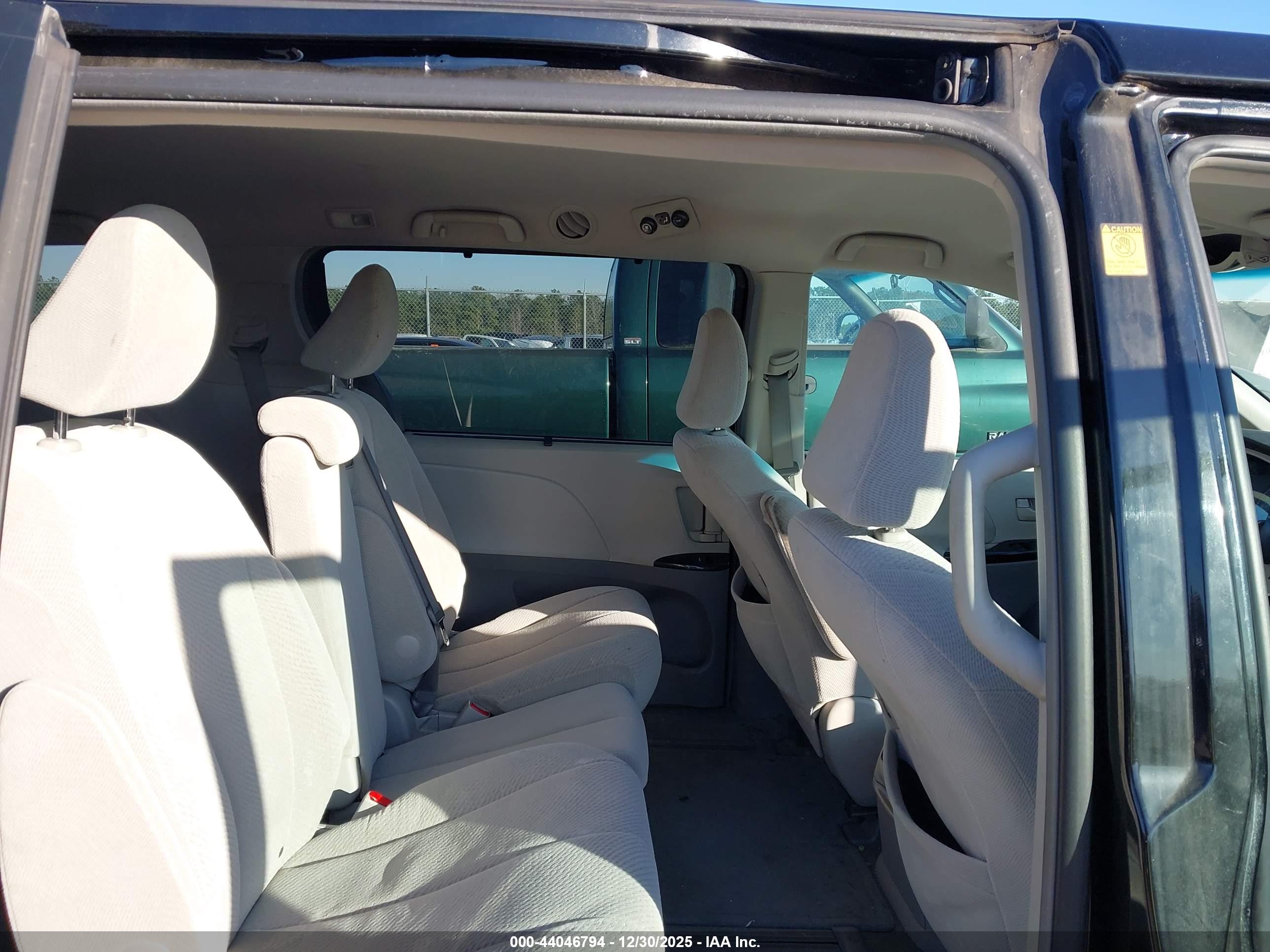 TOYOTA SIENNA image 8