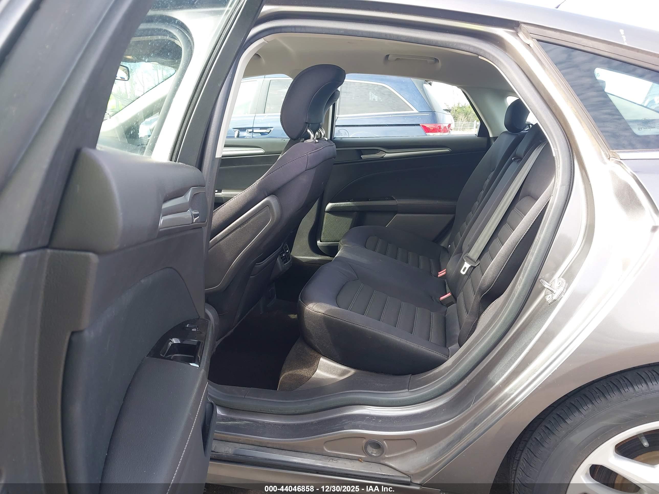 FORD FUSION image 8