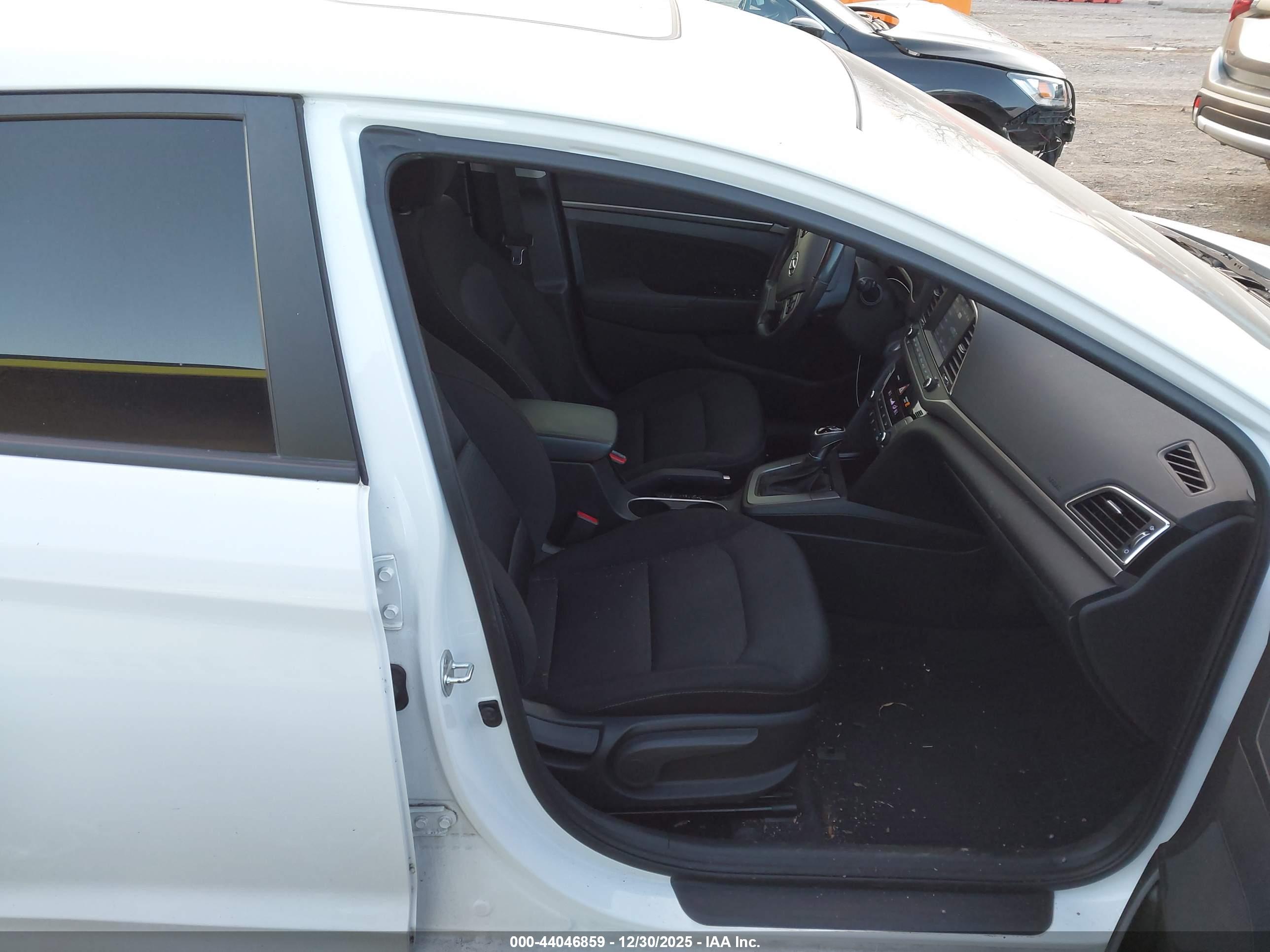 HYUNDAI ELANTRA image 5