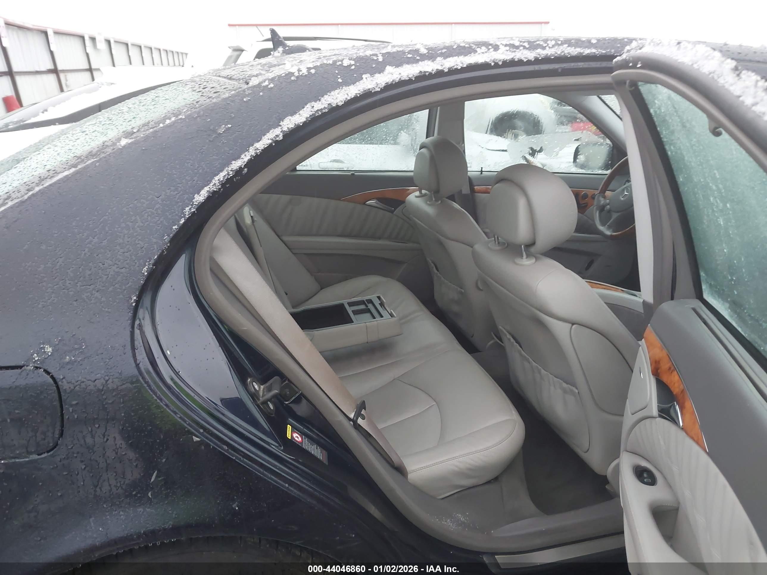 MERCEDES-BENZ E image 8