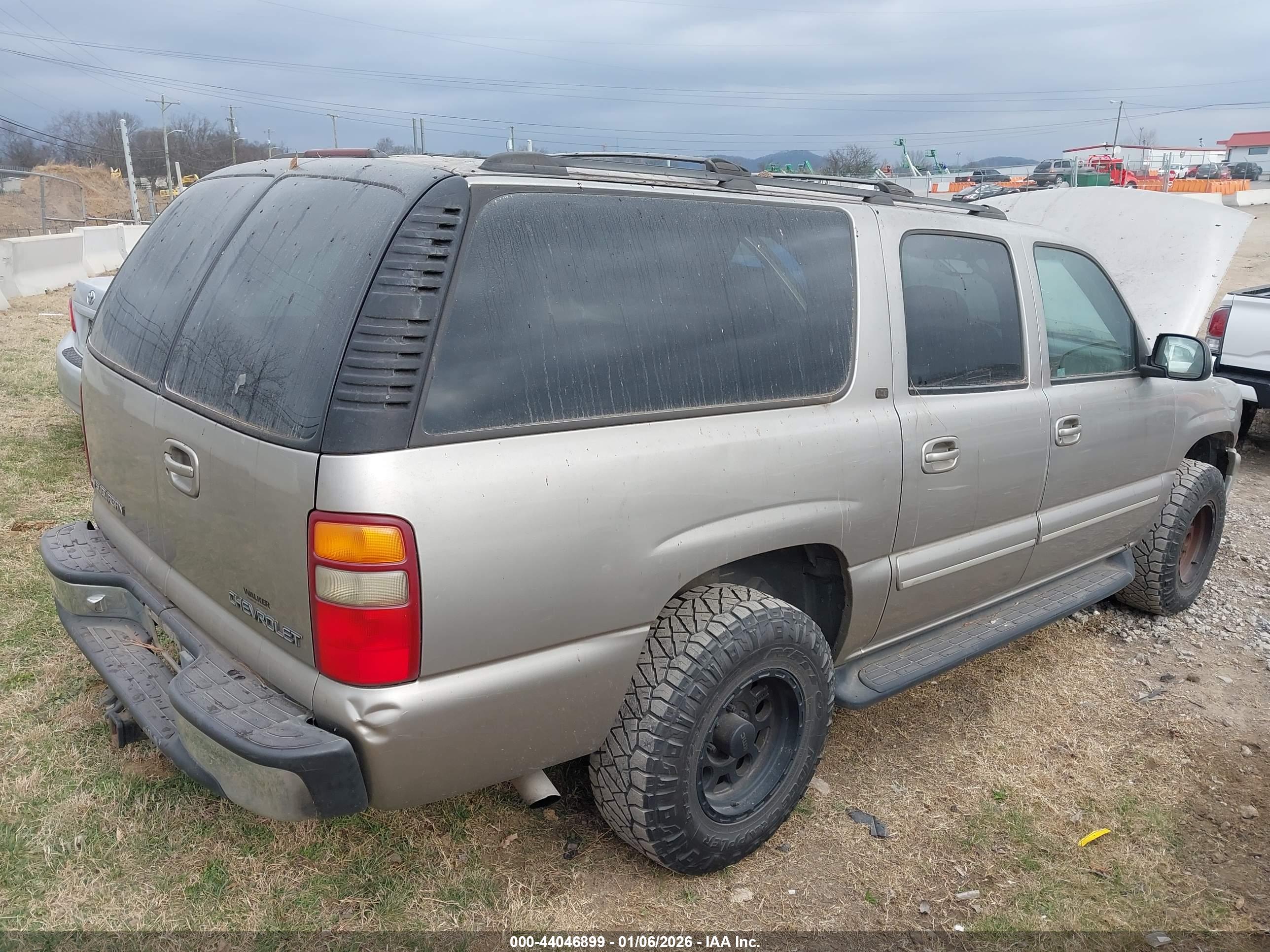 CHEVROLET SUBURBAN image 4