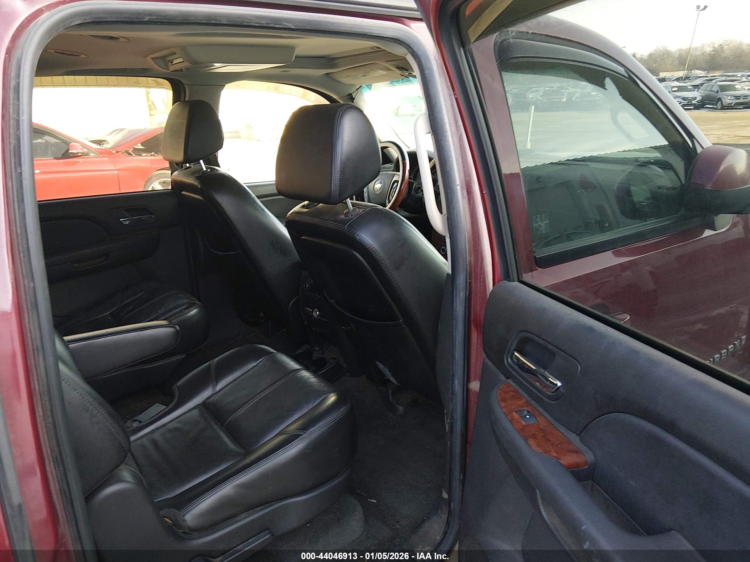 CHEVROLET SUBURBAN image 8