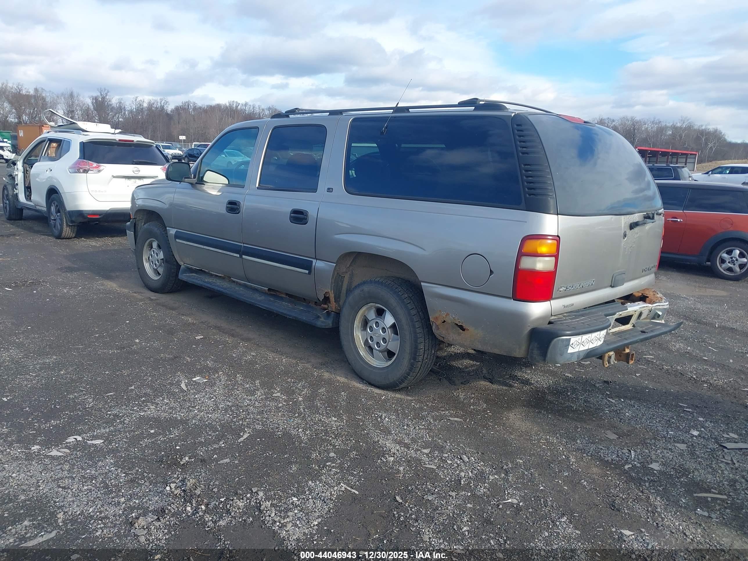 CHEVROLET SUBURBAN image 3