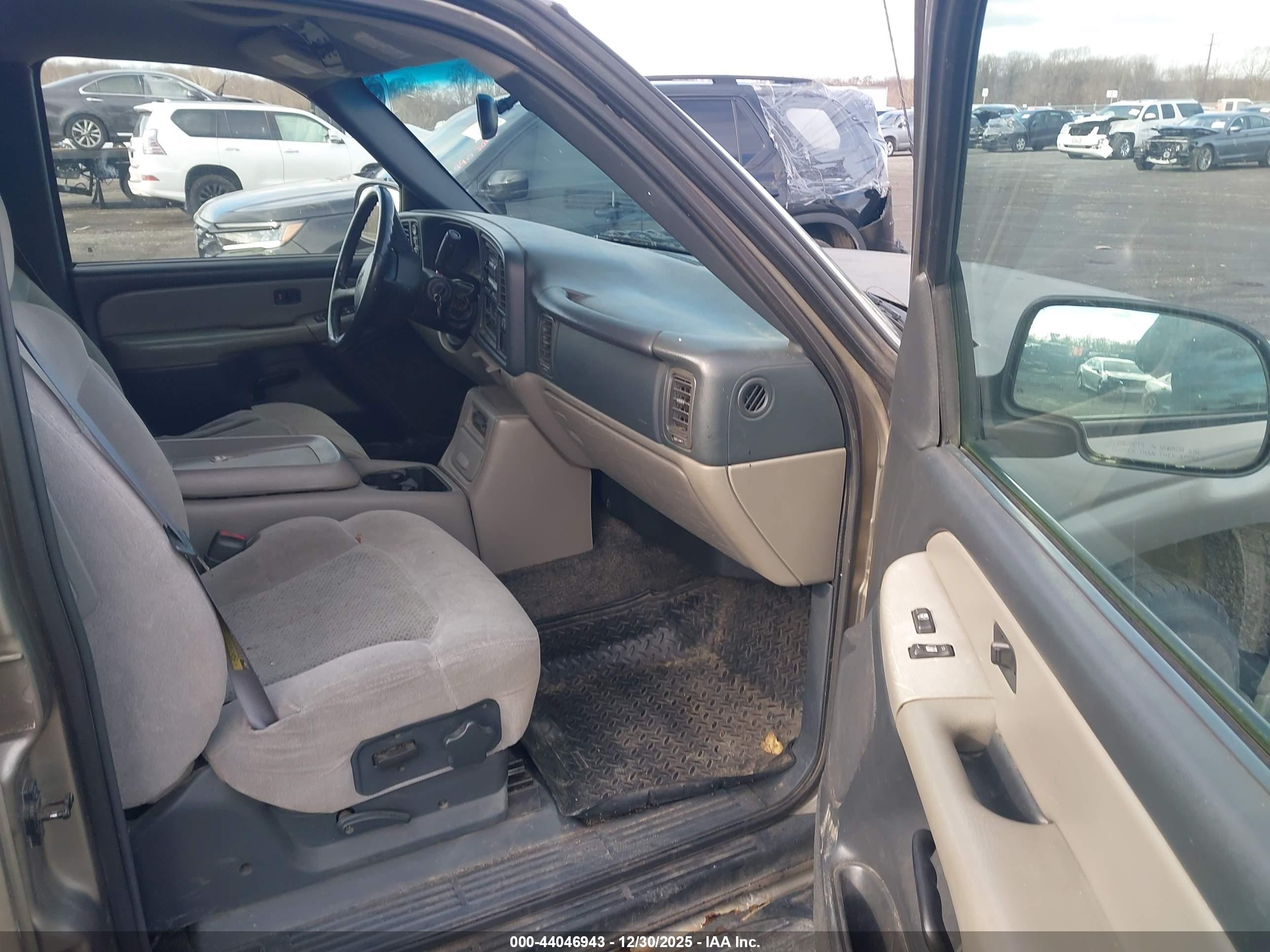 CHEVROLET SUBURBAN image 5