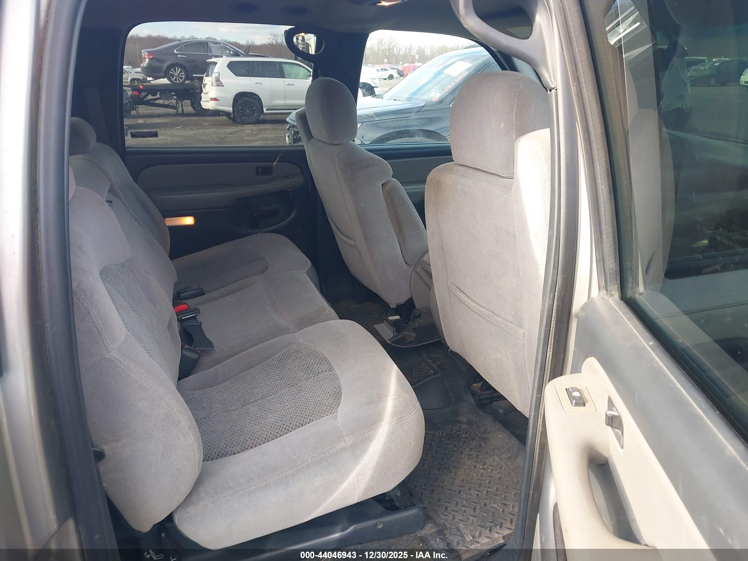 CHEVROLET SUBURBAN image 8