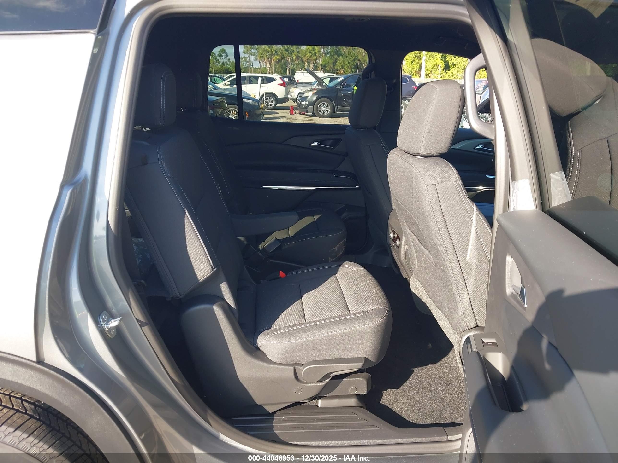 CHEVROLET TRAVERSE image 8