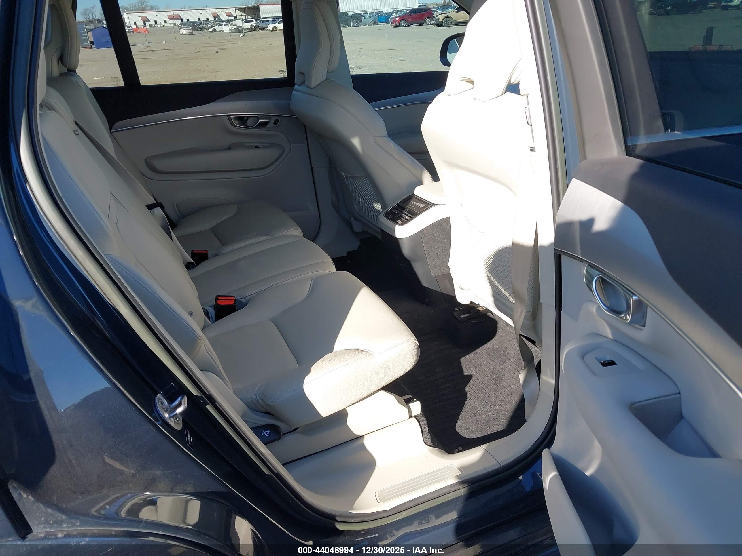 VOLVO XC90 image 8