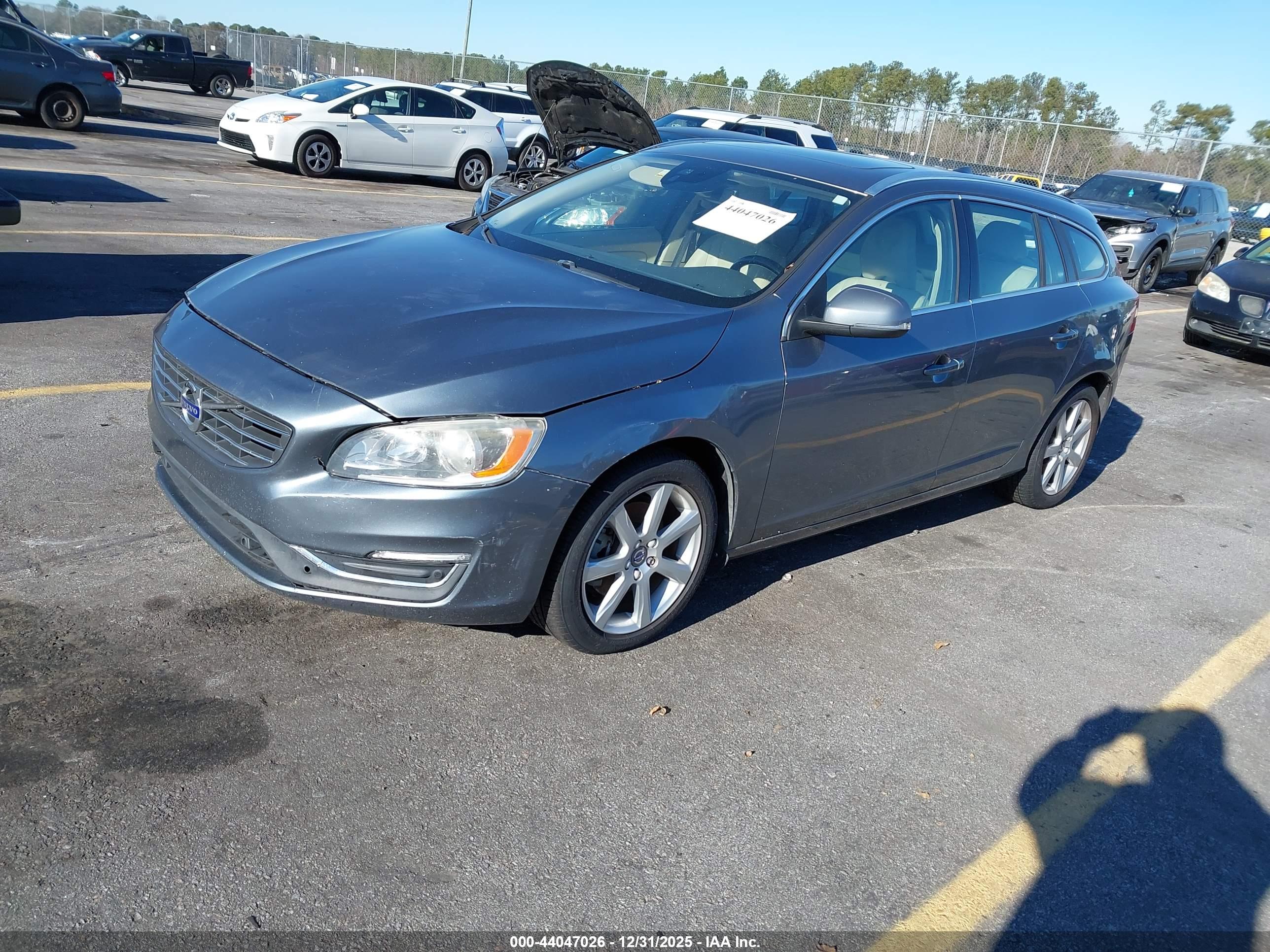 VOLVO V60 image 2