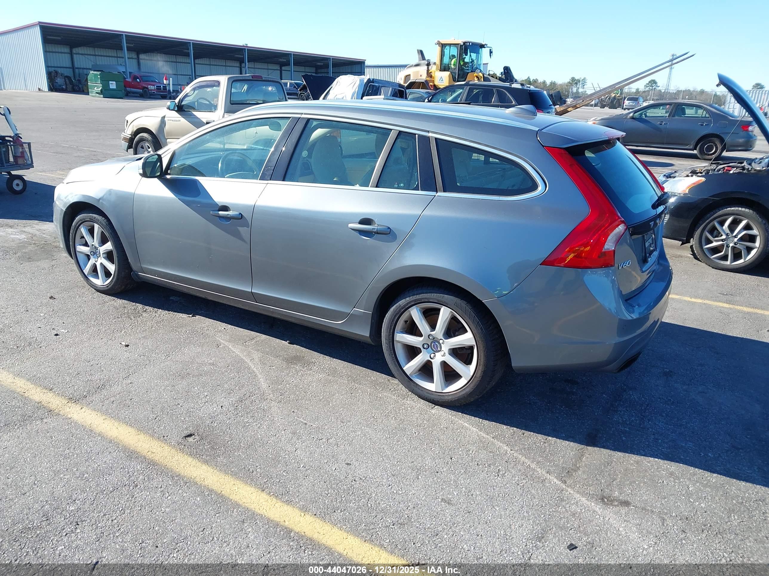 VOLVO V60 image 3