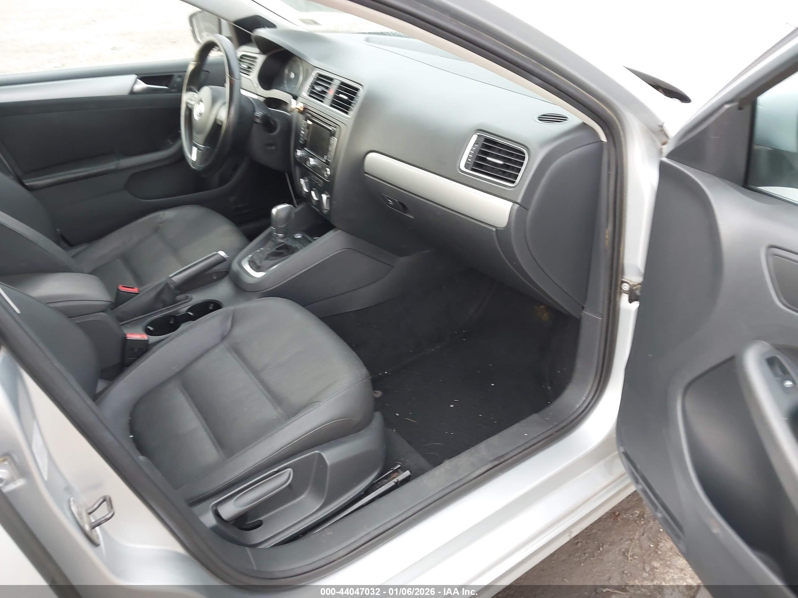 VOLKSWAGEN JETTA image 5