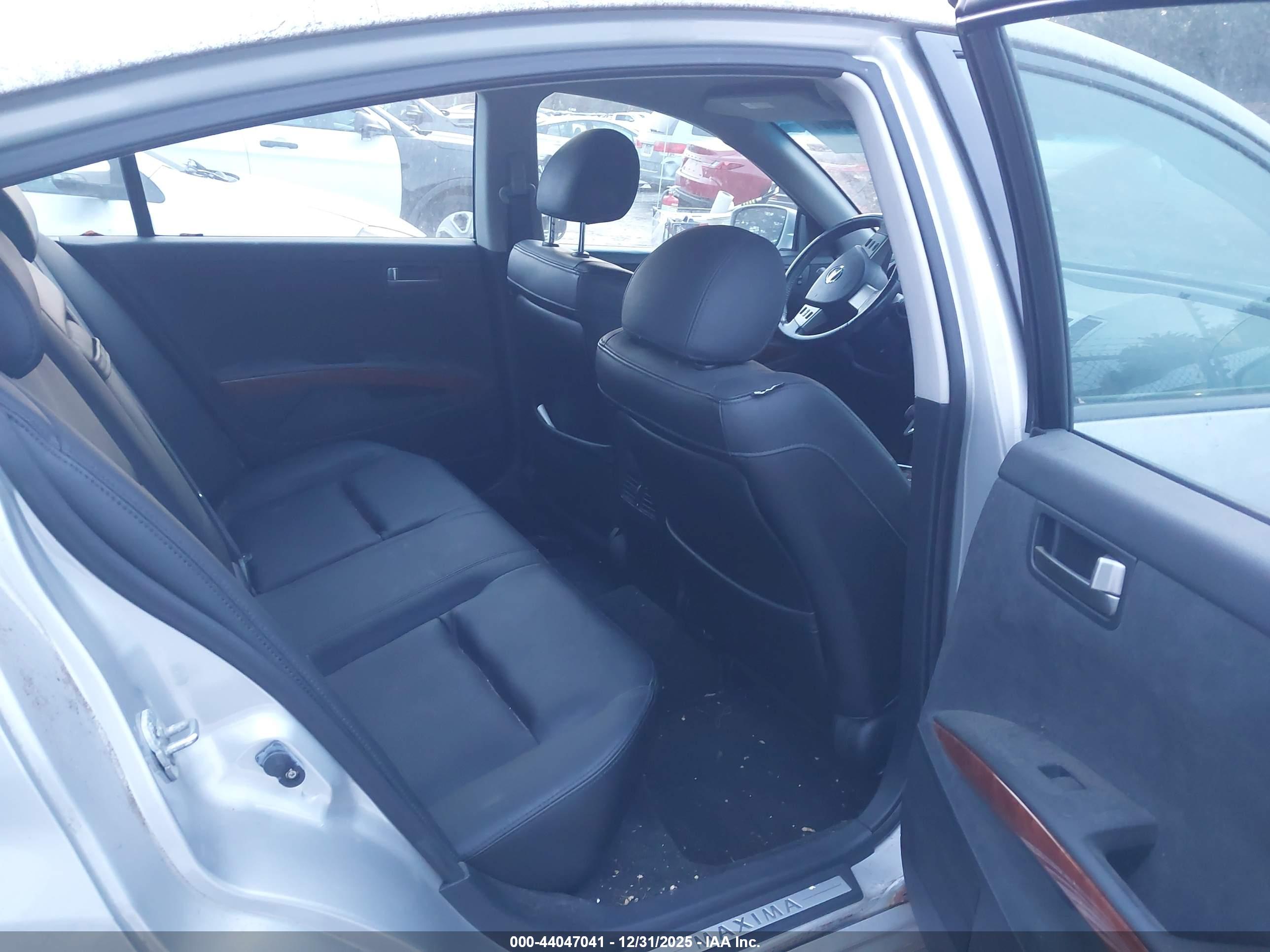 NISSAN MAXIMA image 8