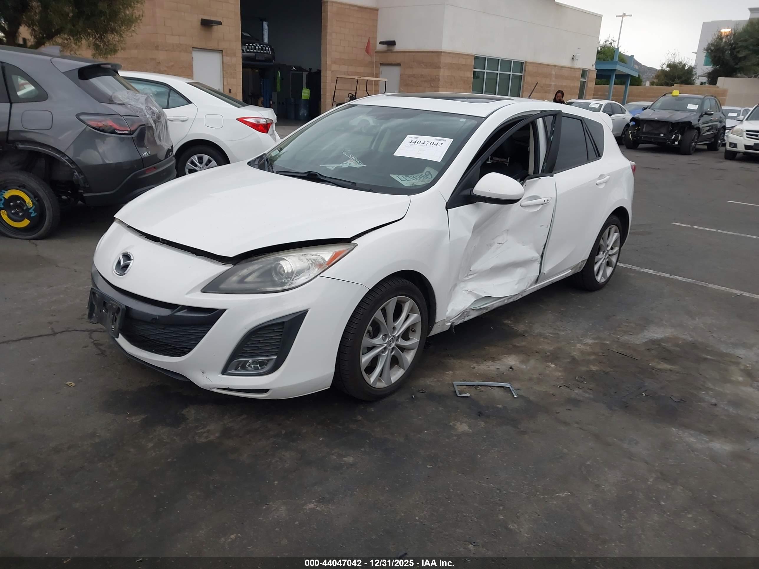 MAZDA MAZDA3 image 2