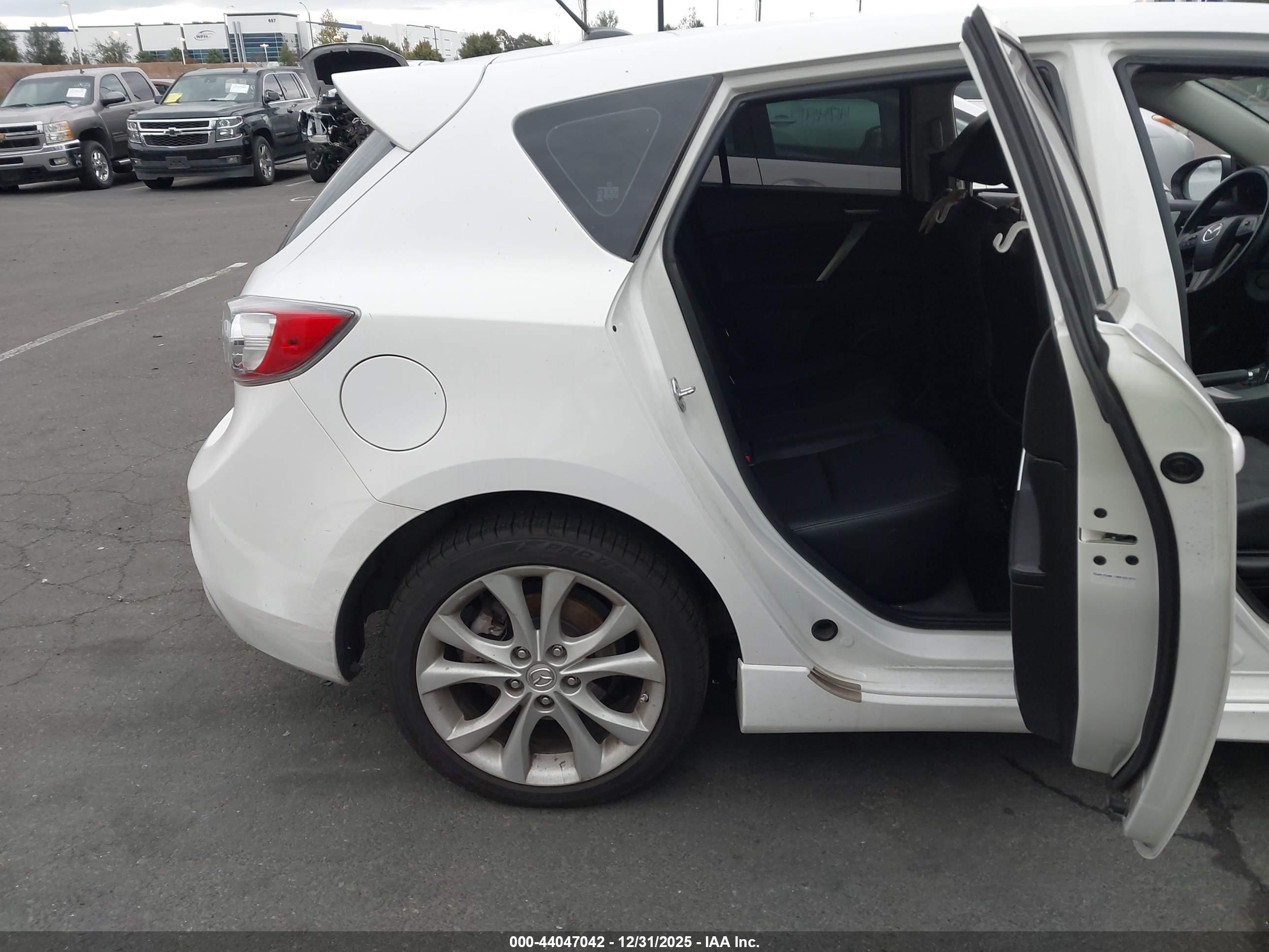 MAZDA MAZDA3 image 8