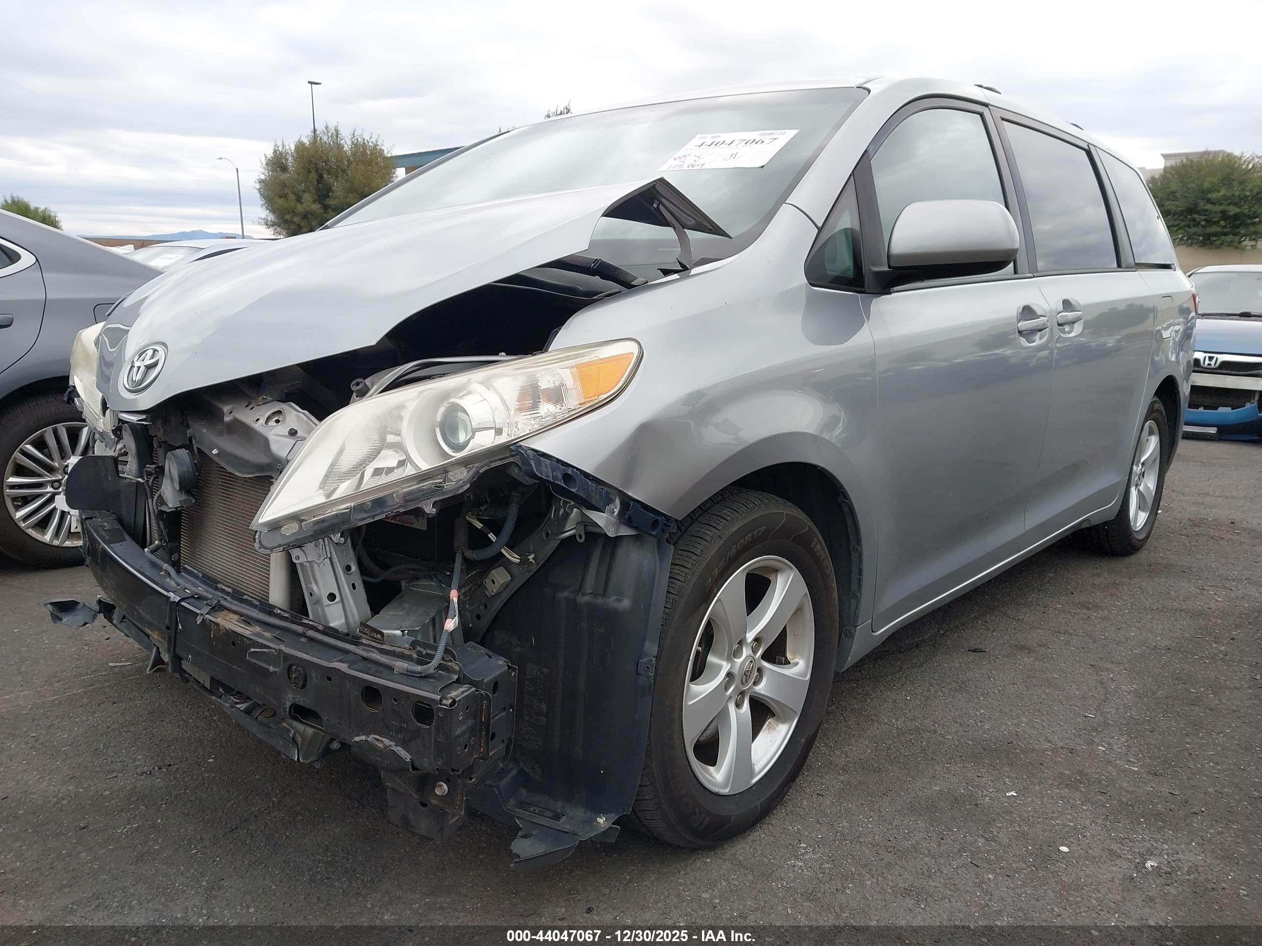 TOYOTA SIENNA image 2