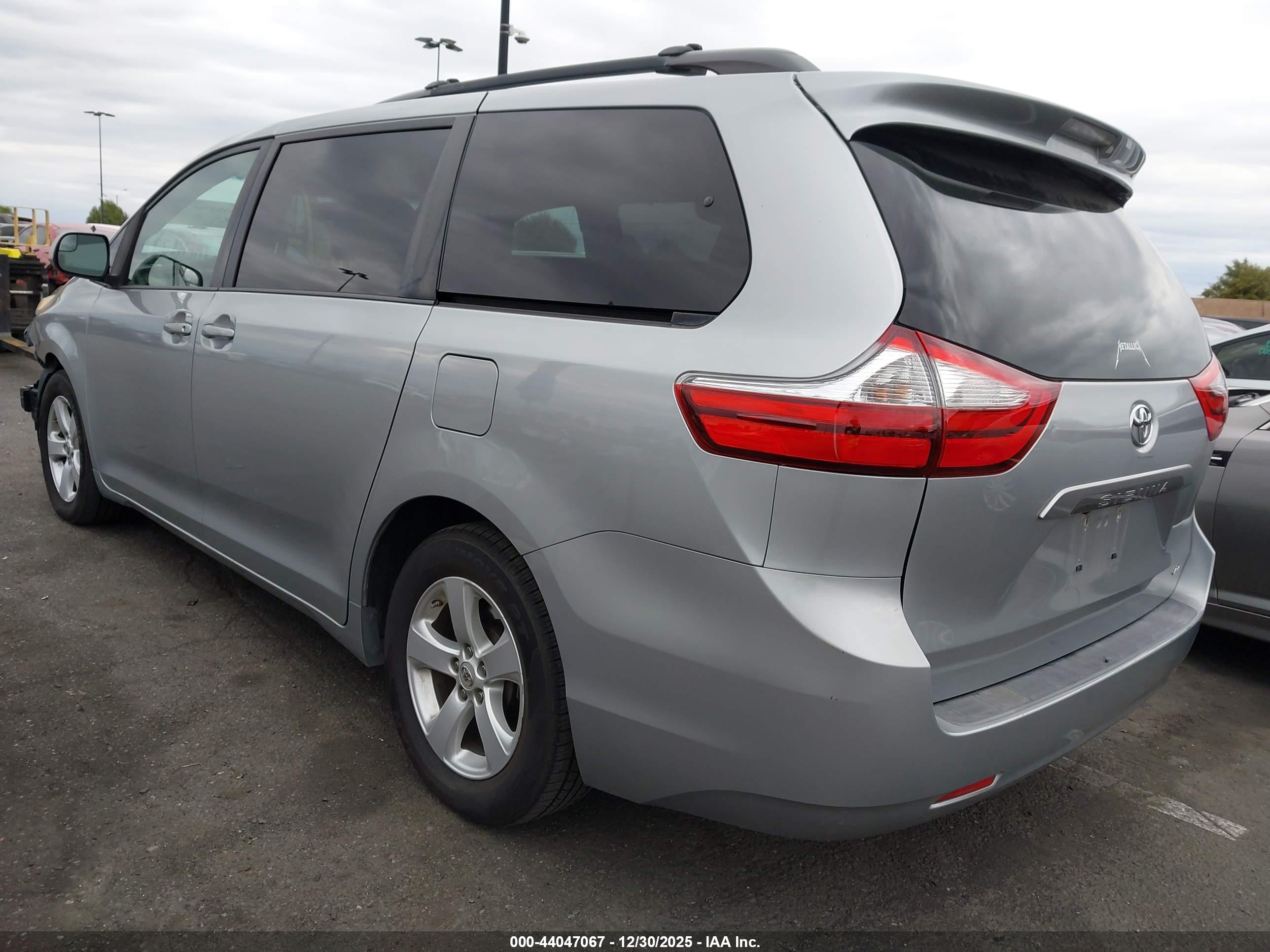 TOYOTA SIENNA image 3