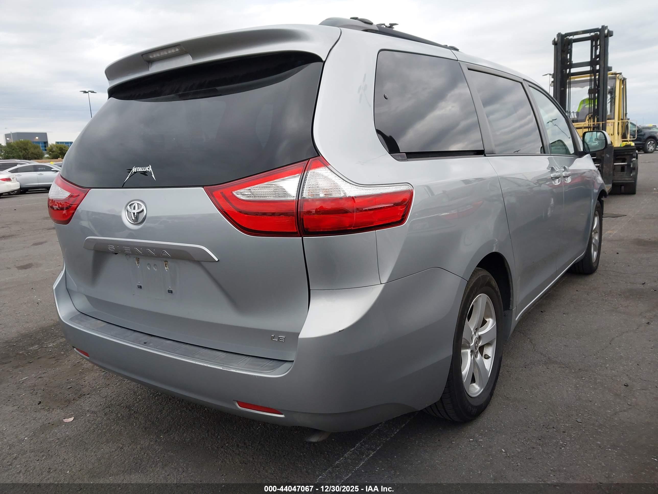 TOYOTA SIENNA image 4