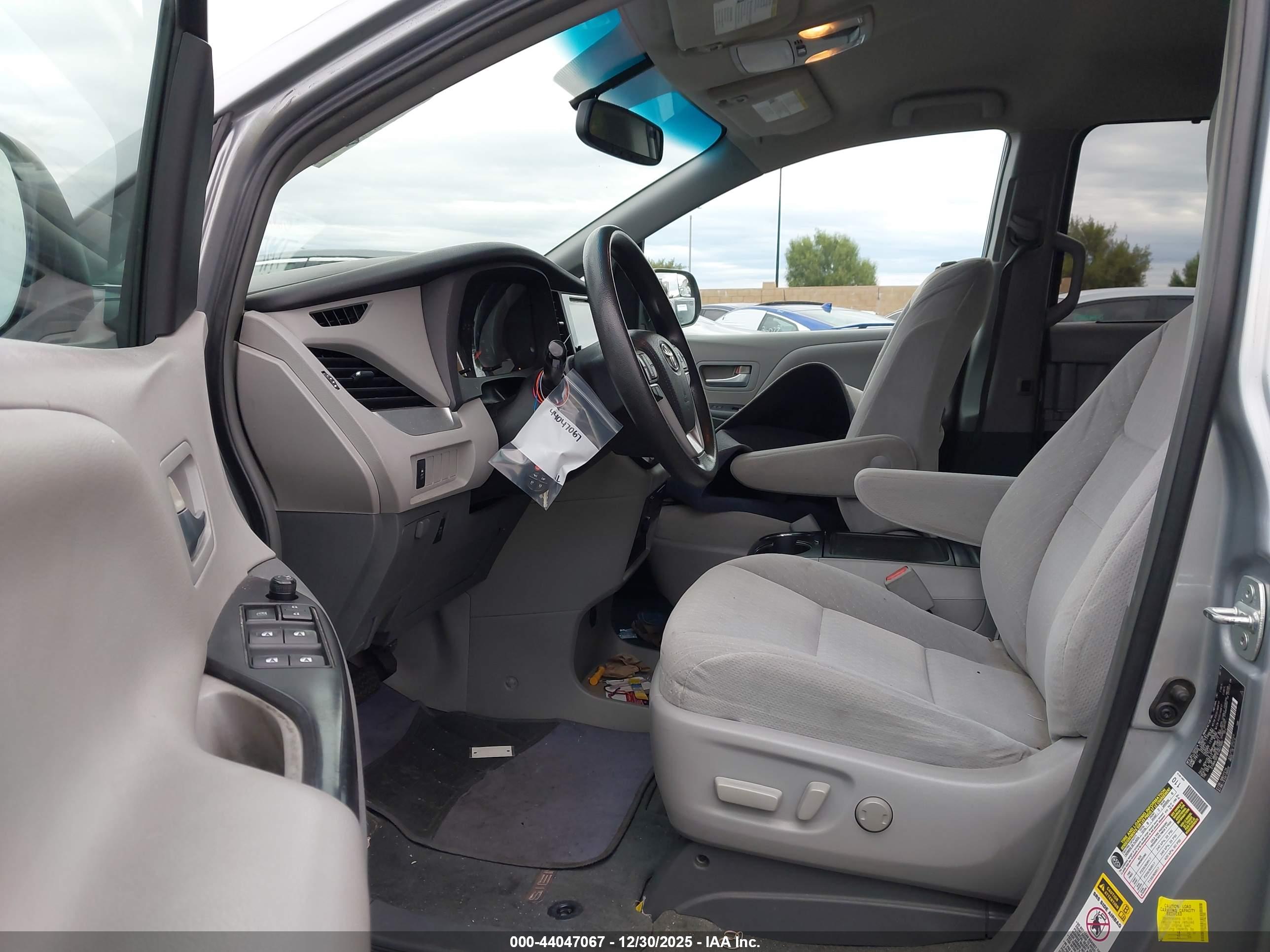 TOYOTA SIENNA image 5