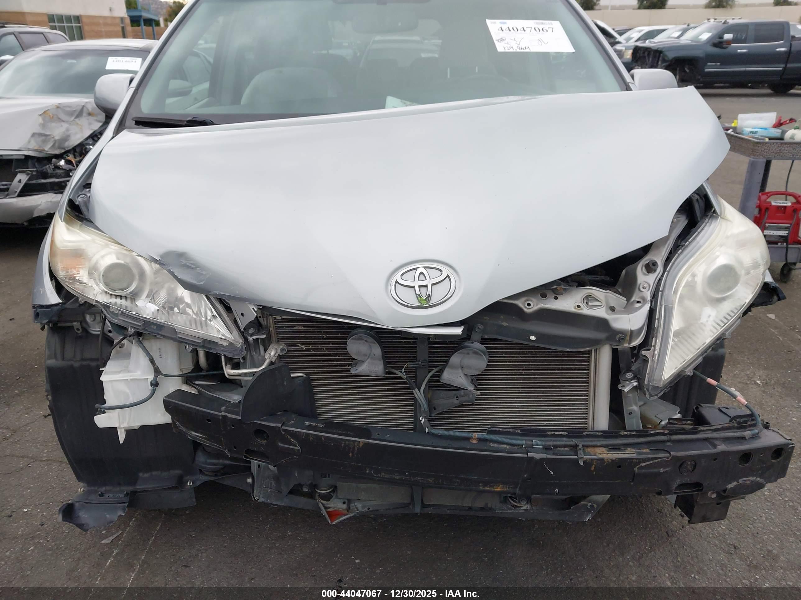 TOYOTA SIENNA image 6