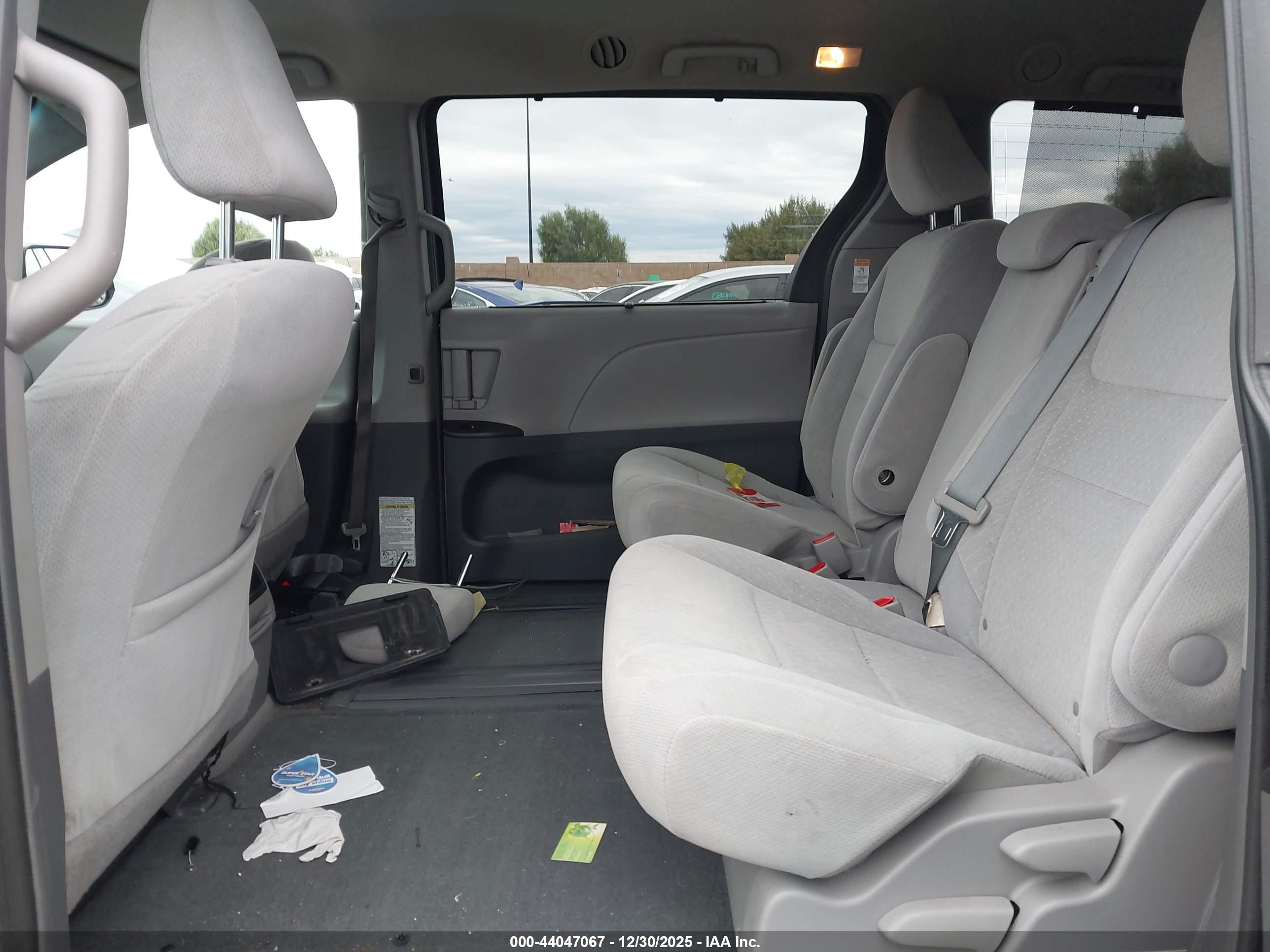 TOYOTA SIENNA image 8