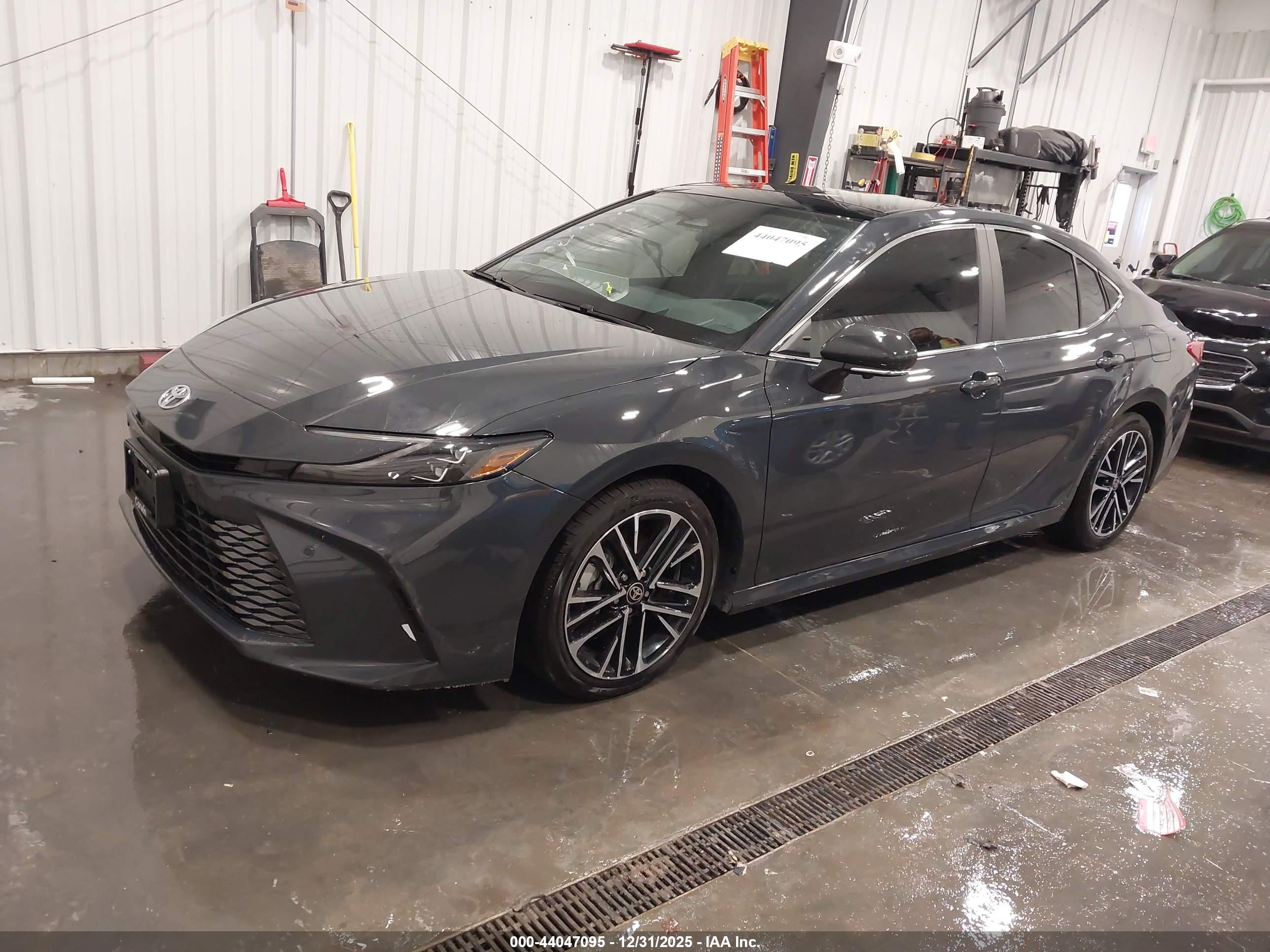TOYOTA CAMRY image 2