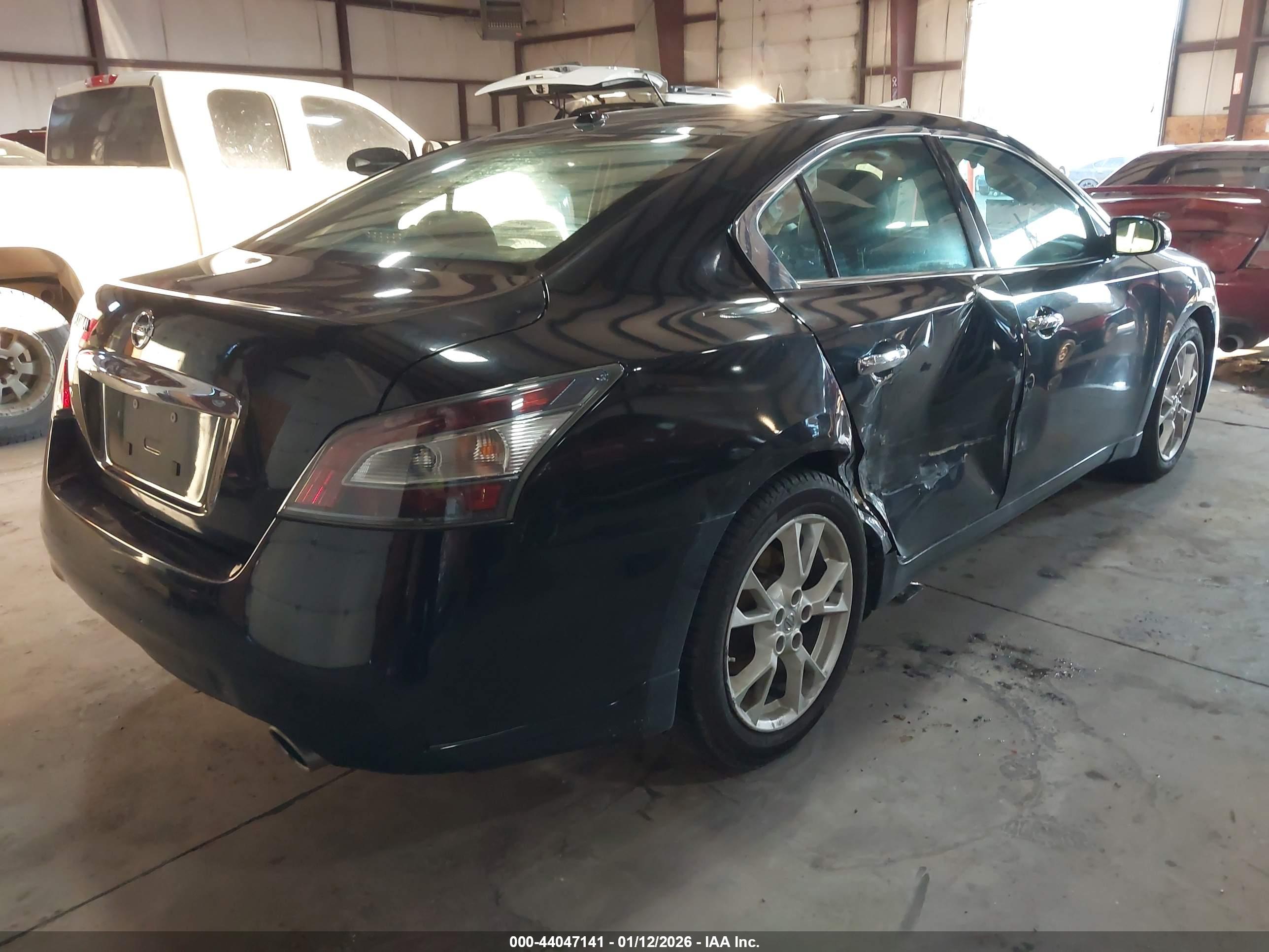 NISSAN MAXIMA image 4