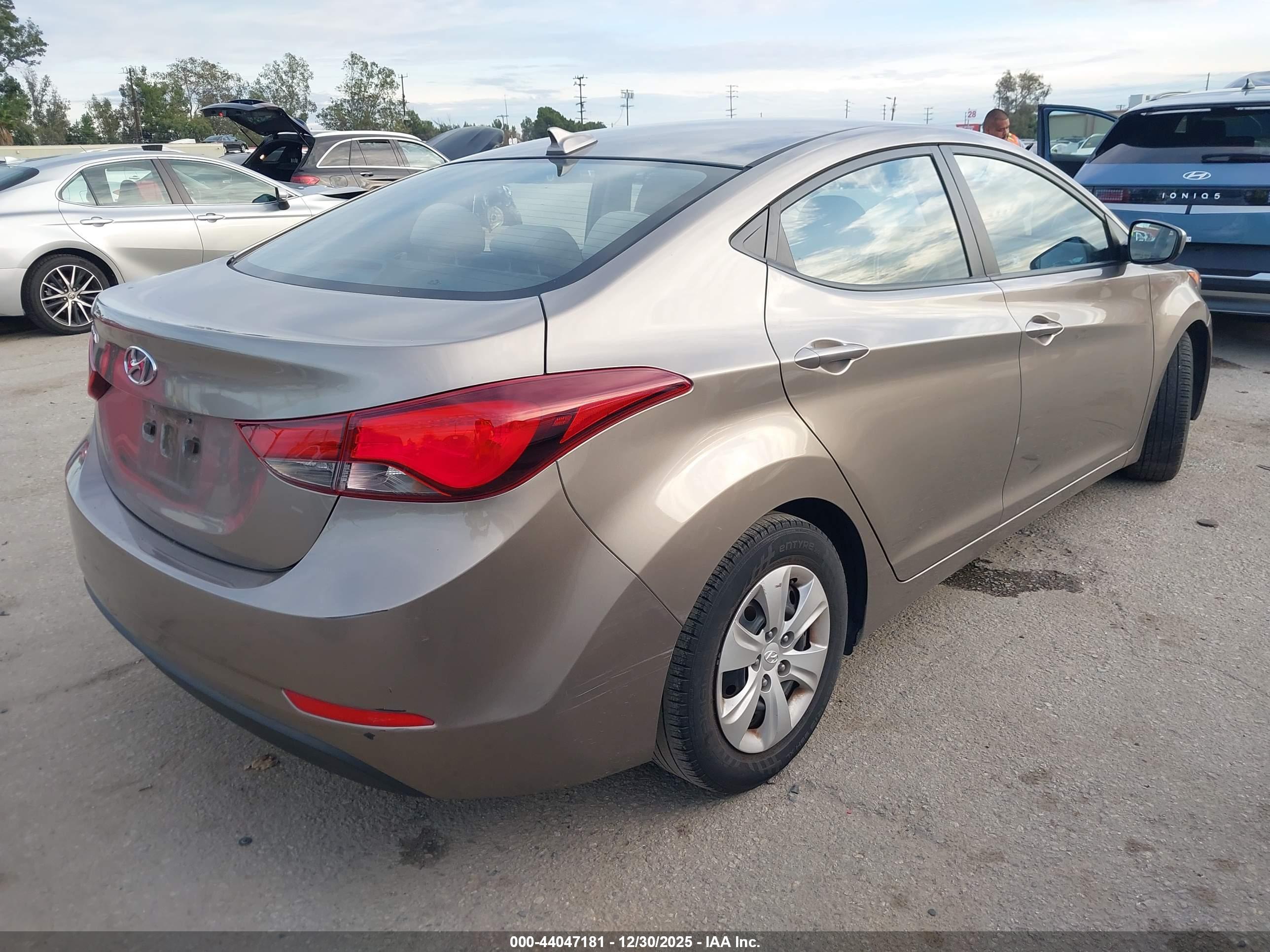 HYUNDAI ELANTRA image 4