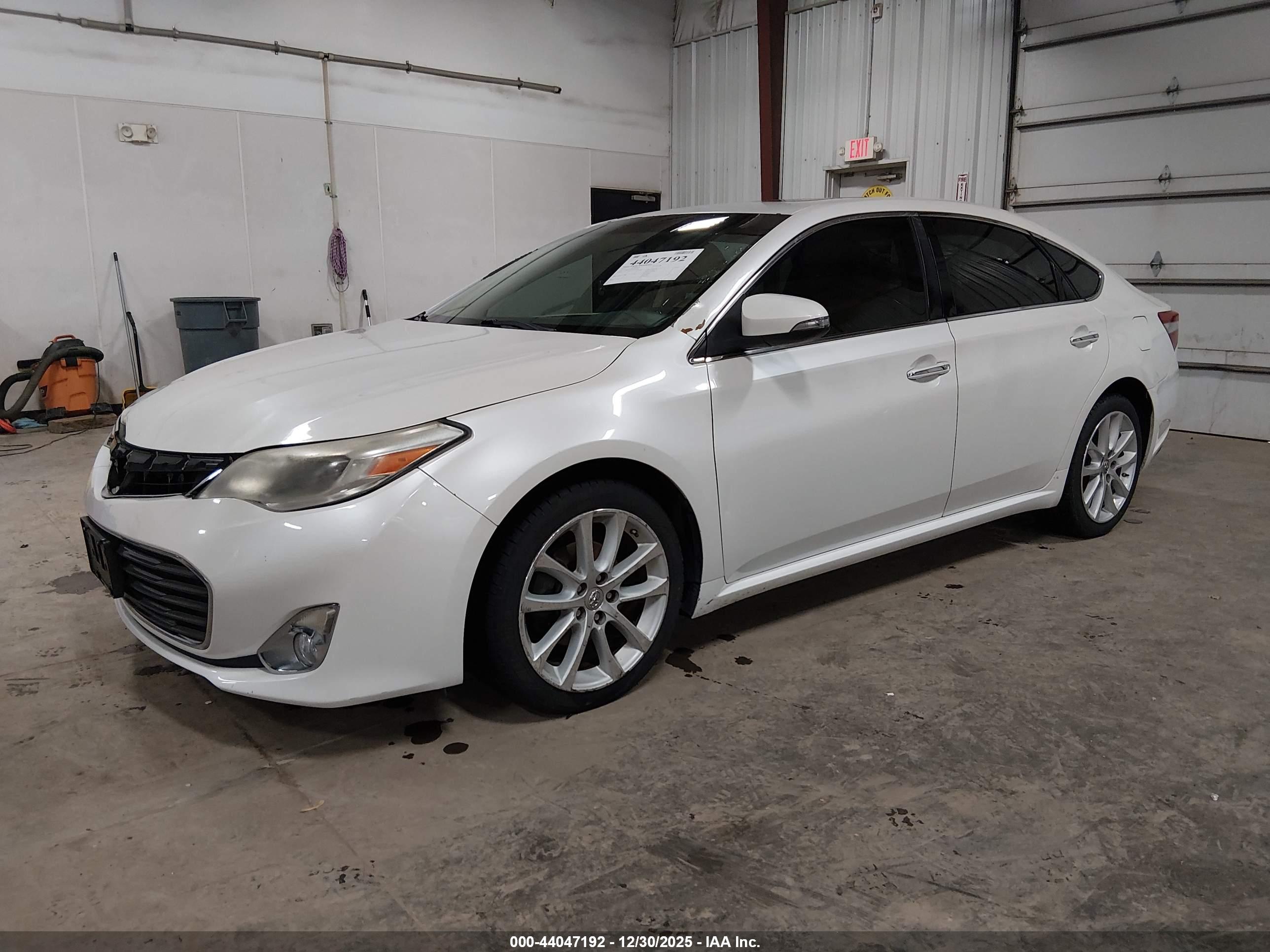 TOYOTA AVALON image 2