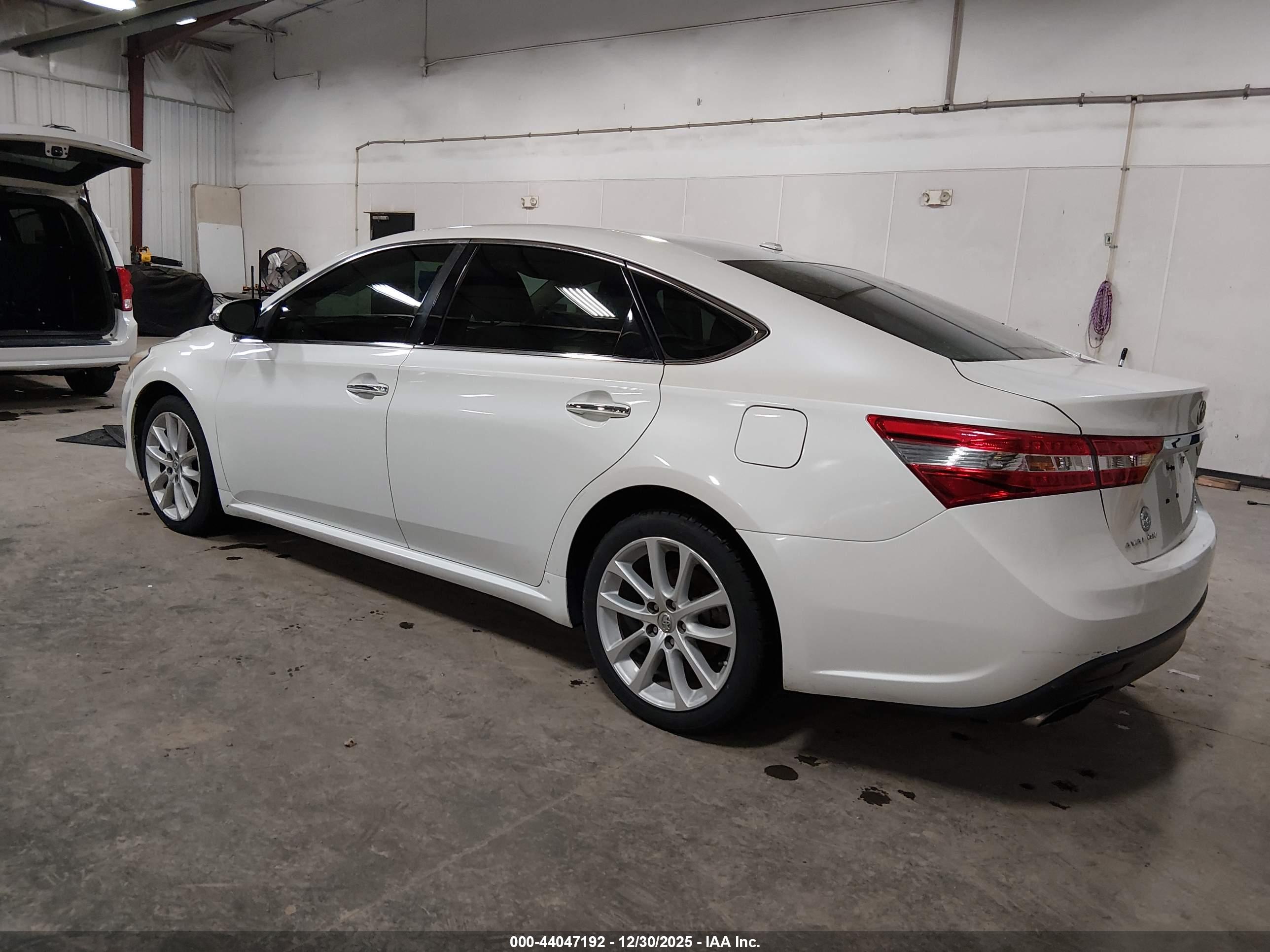 TOYOTA AVALON image 3