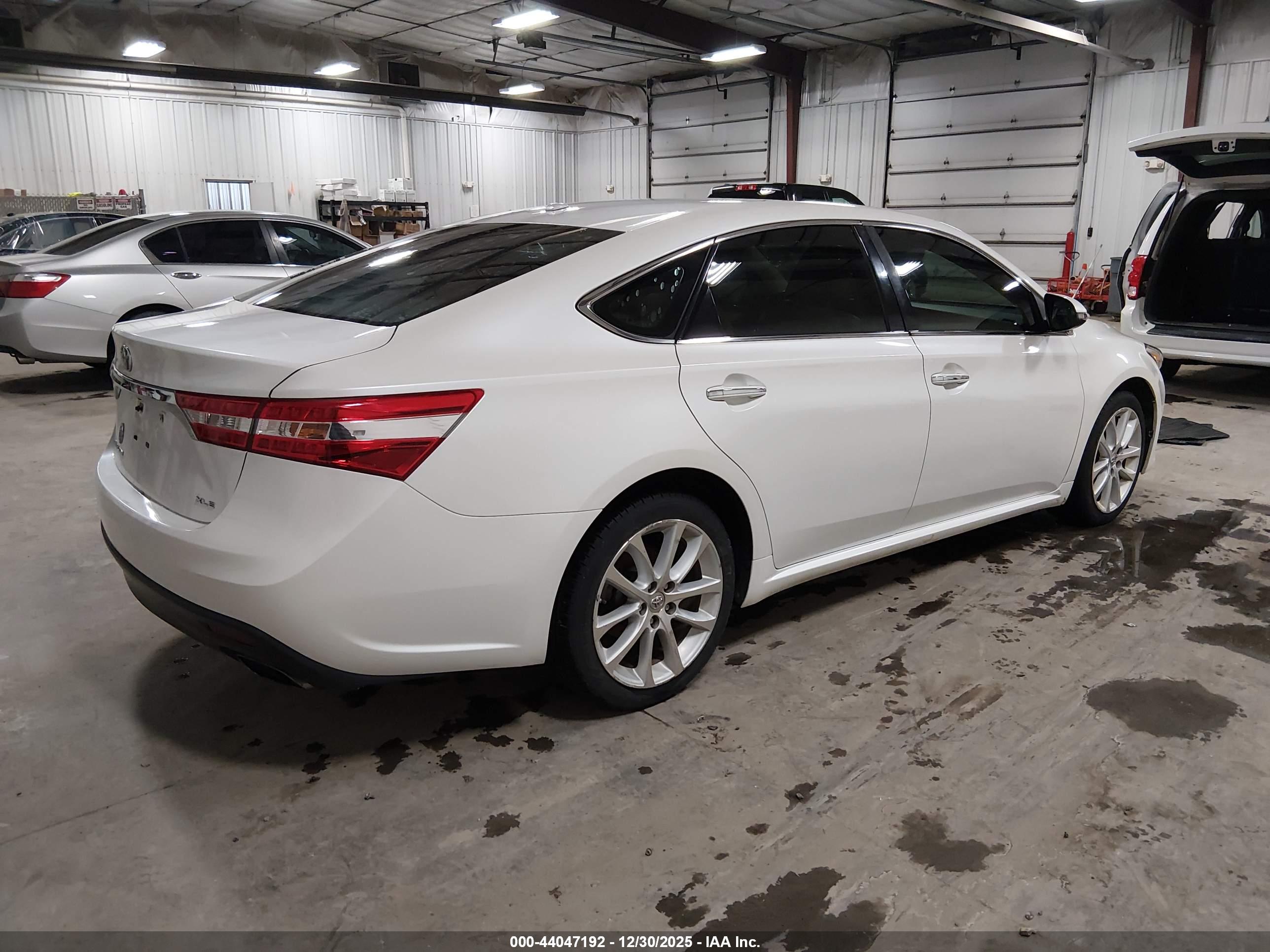 TOYOTA AVALON image 4