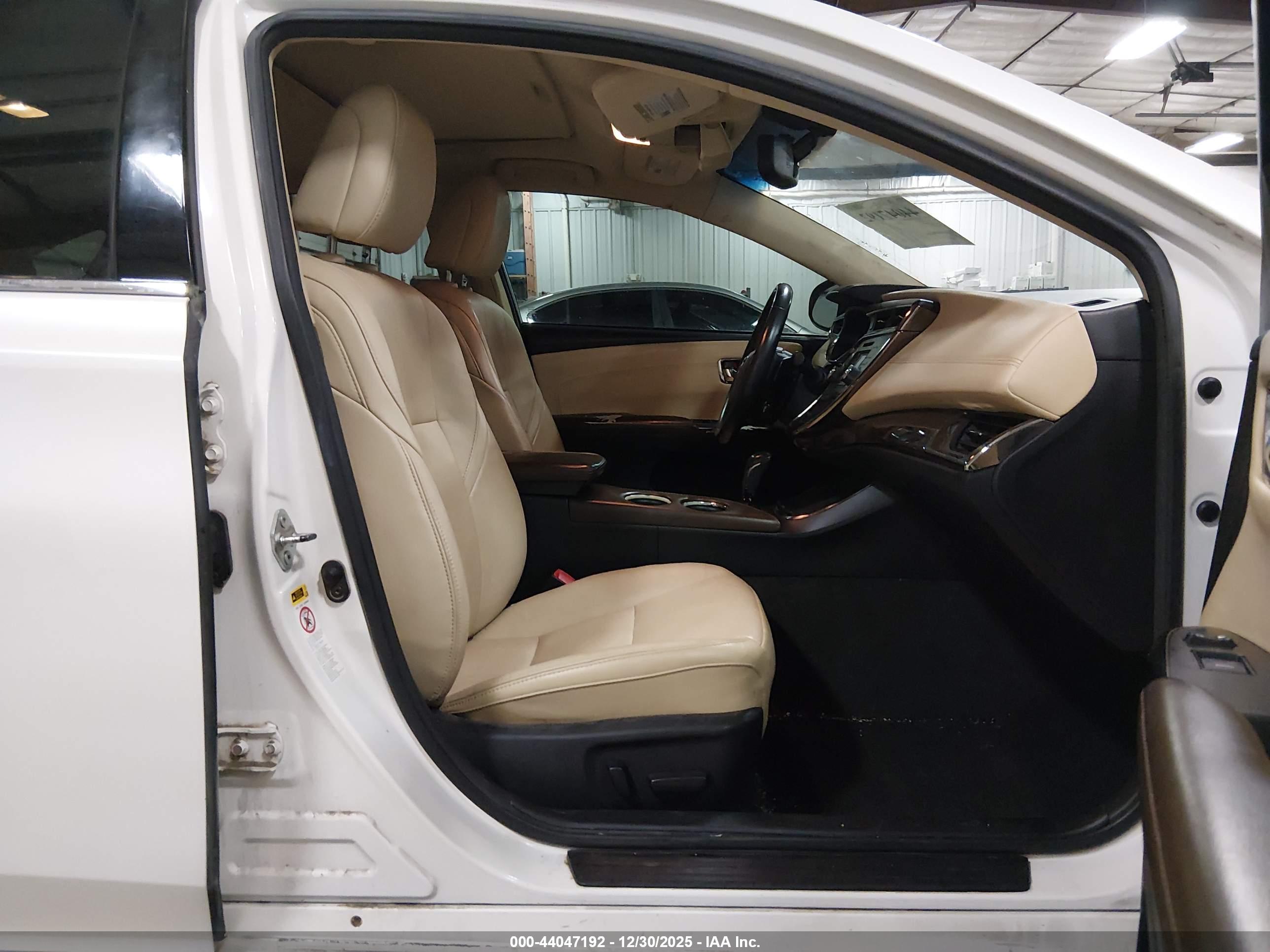 TOYOTA AVALON image 5