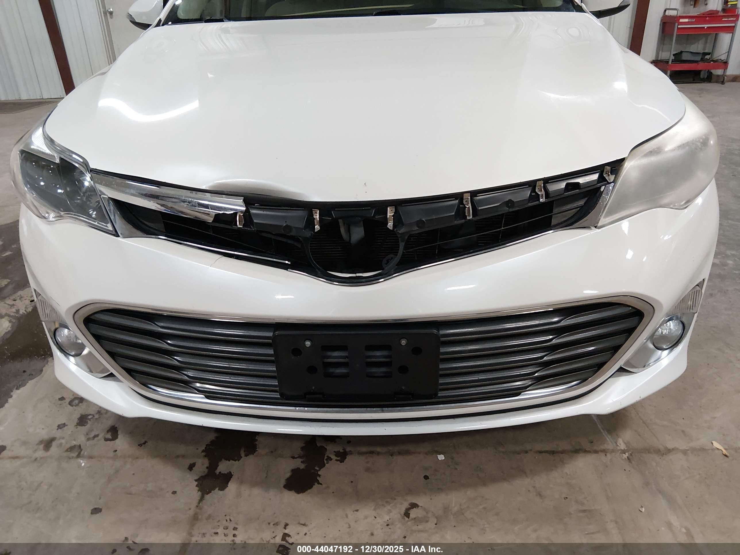TOYOTA AVALON image 6