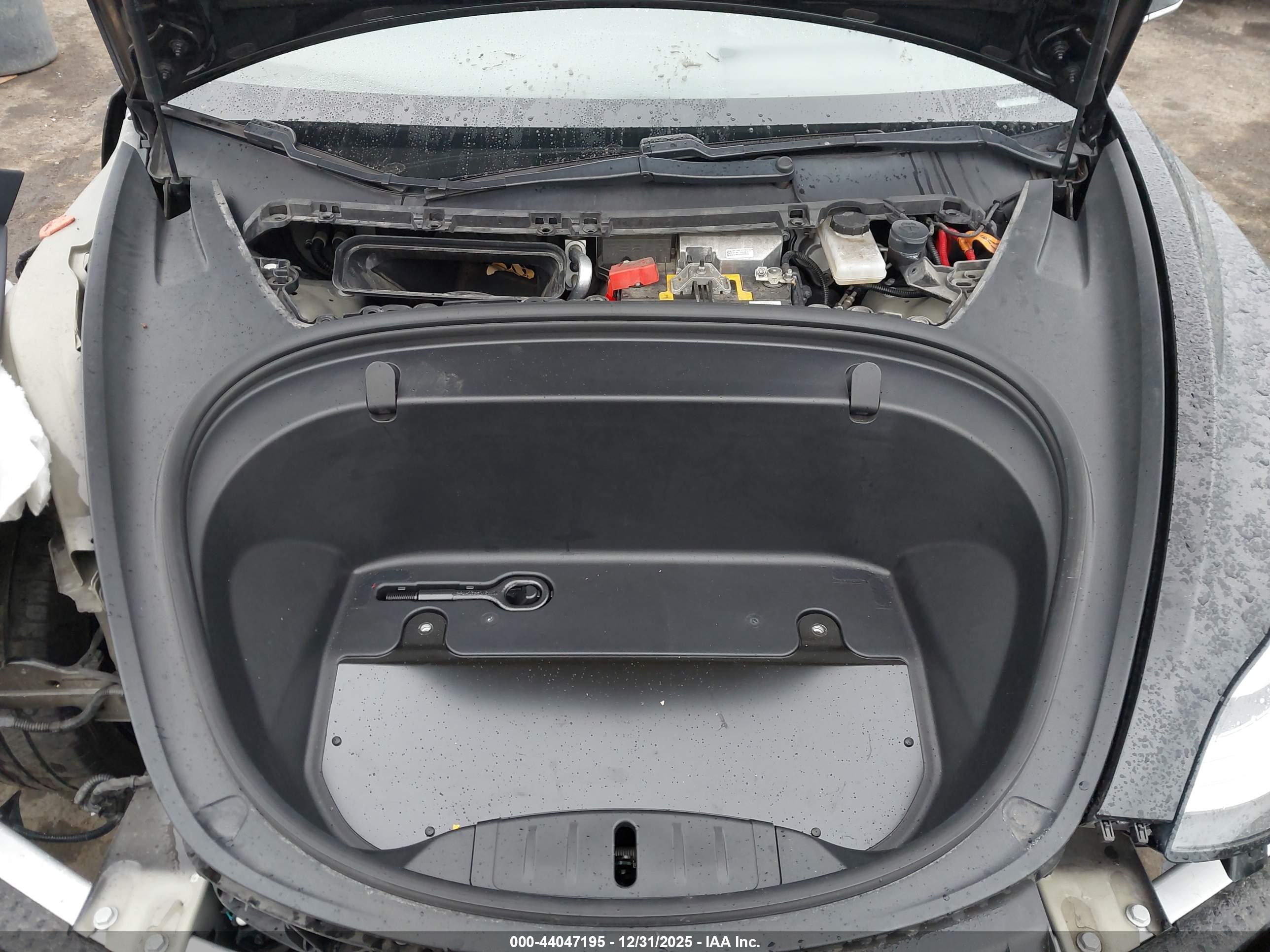 TESLA MODEL image 10