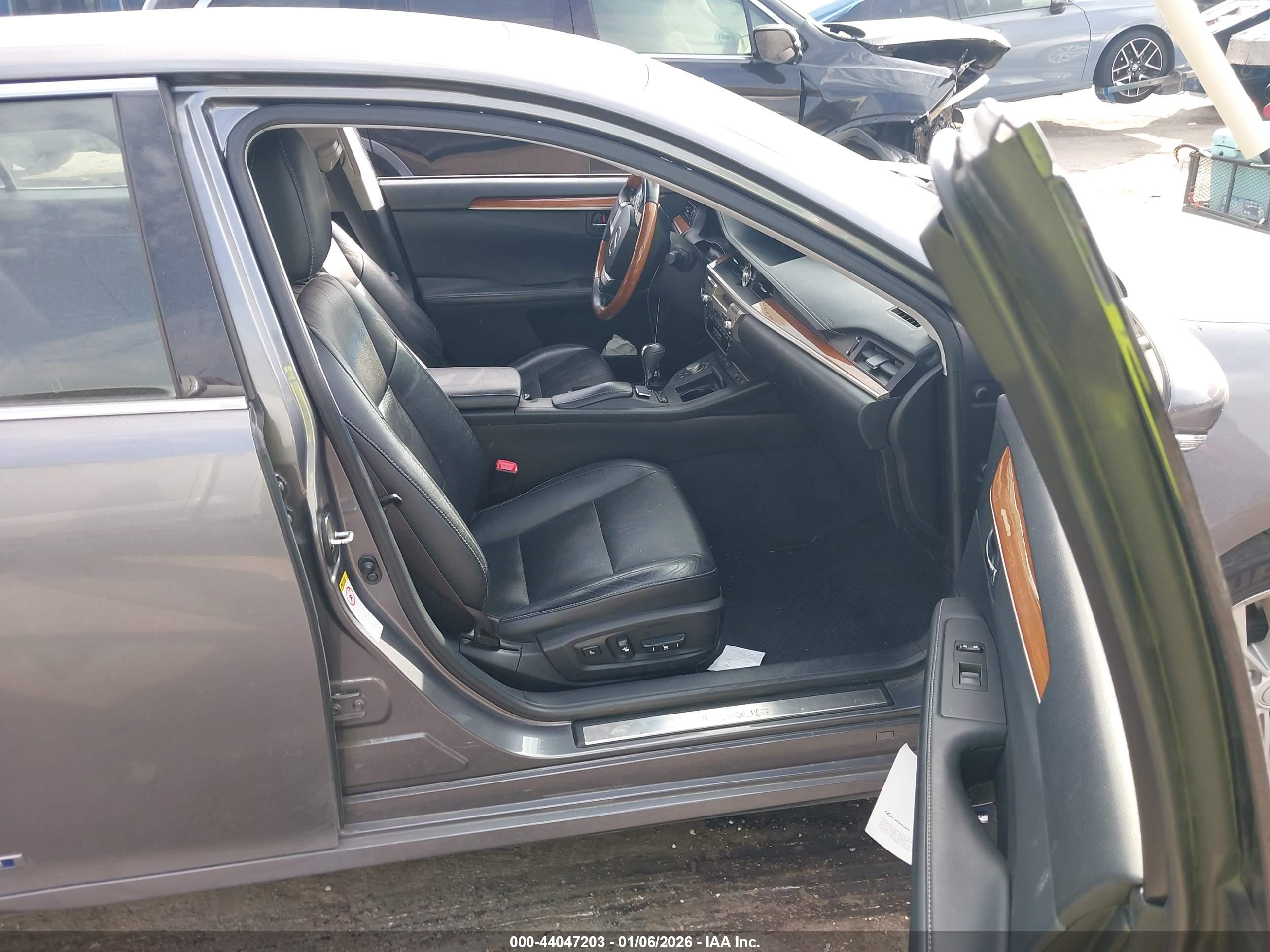 LEXUS ES image 5