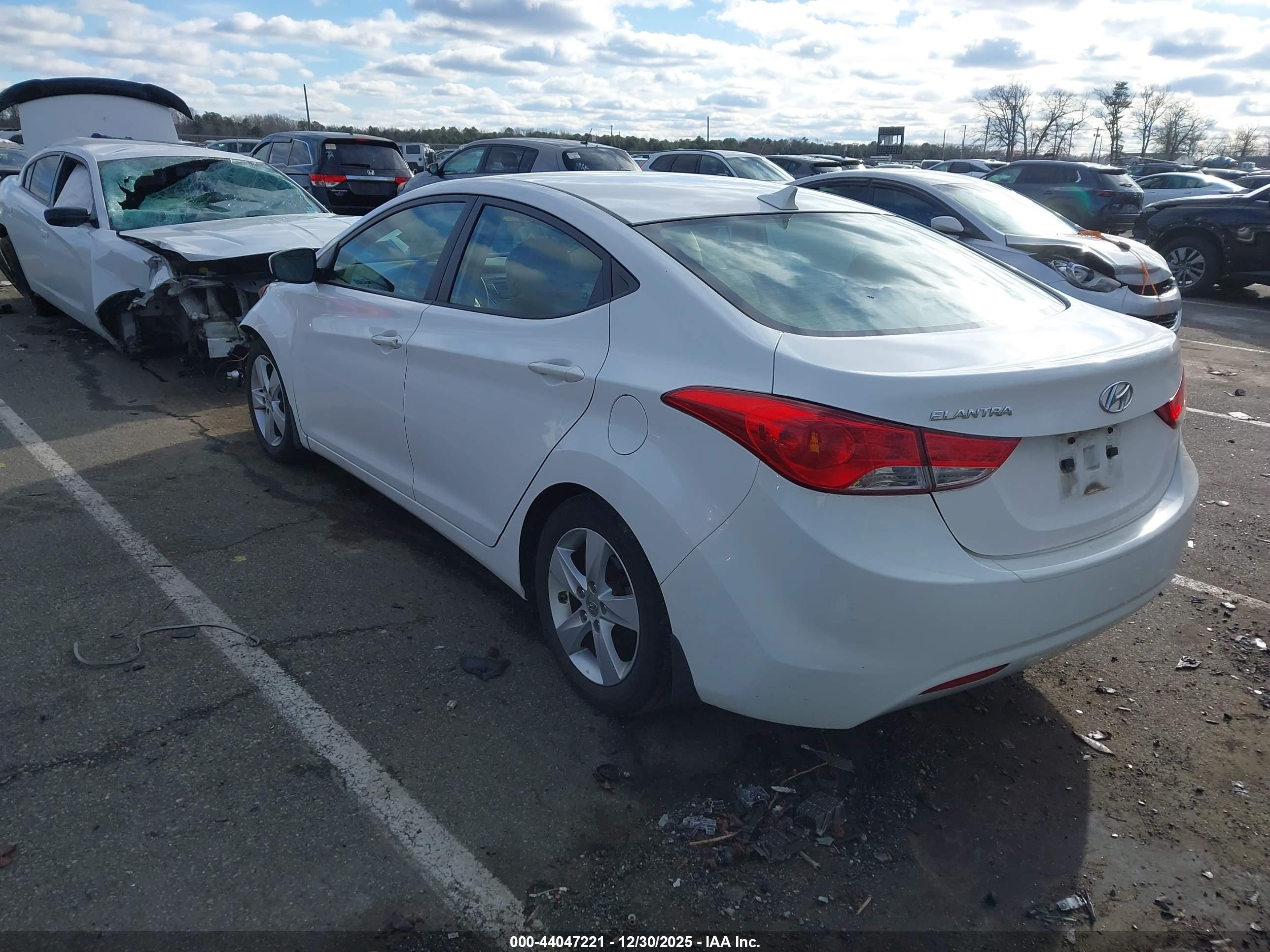 HYUNDAI ELANTRA image 3