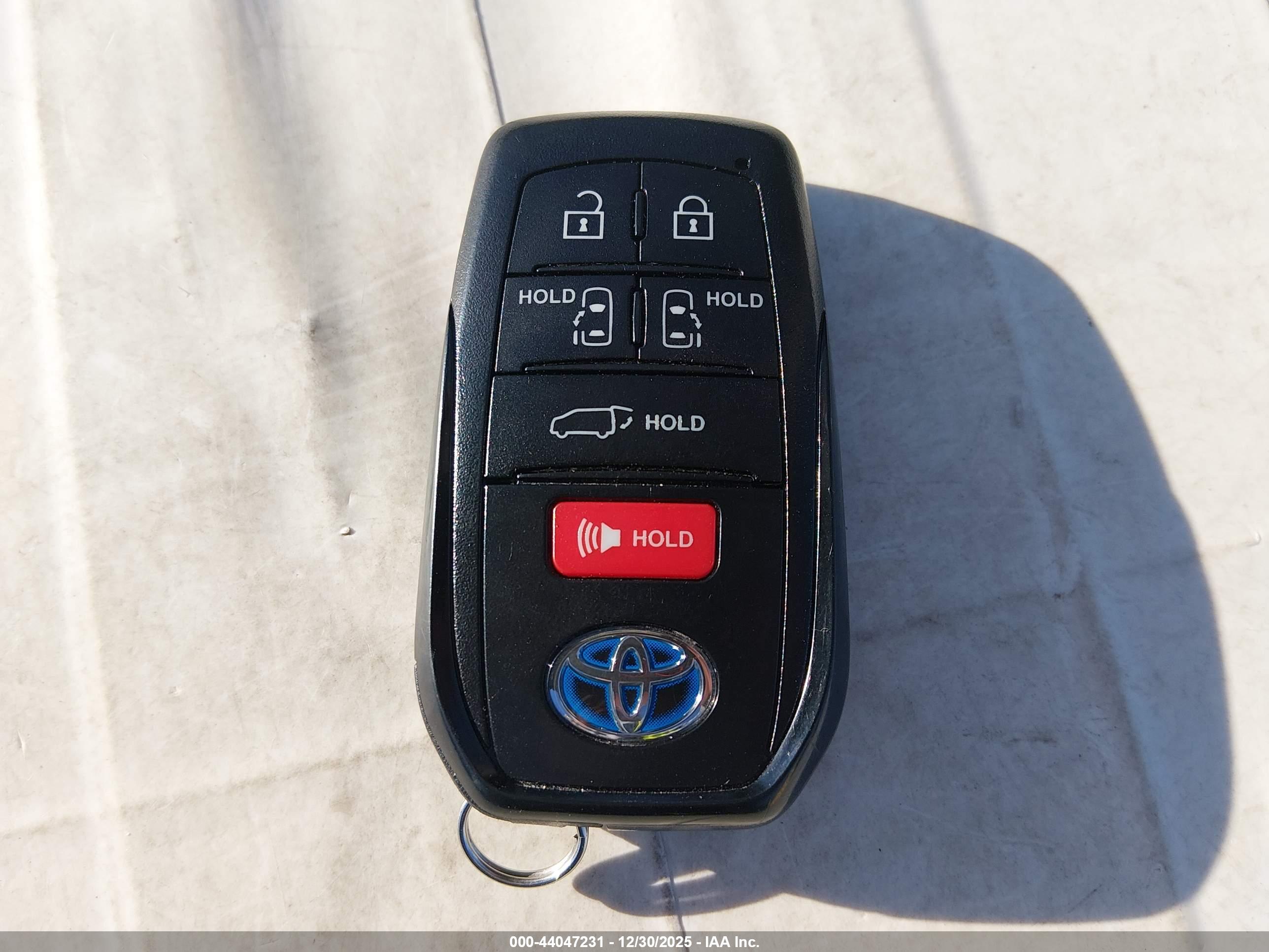 TOYOTA SIENNA image 11