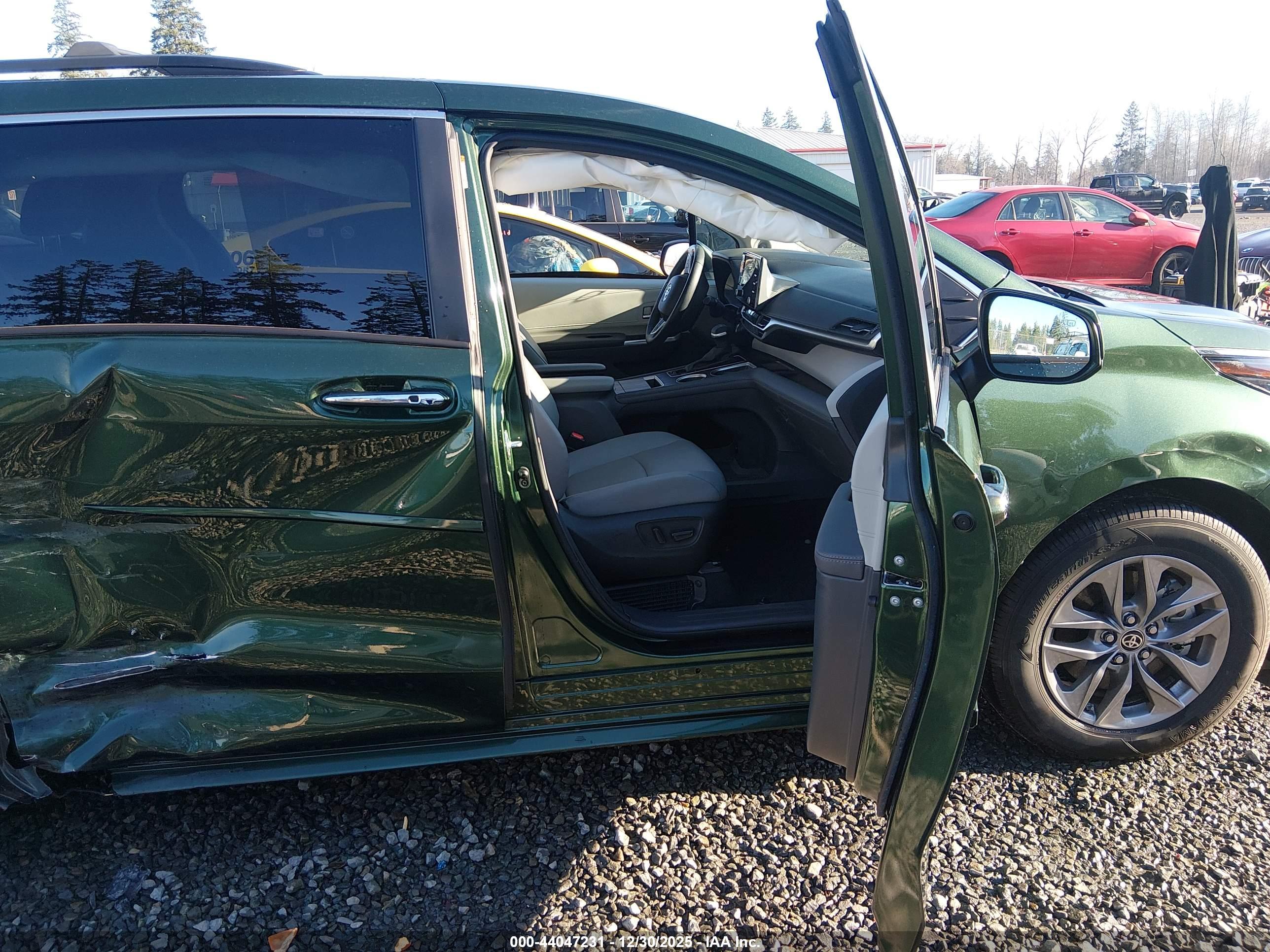 TOYOTA SIENNA image 5