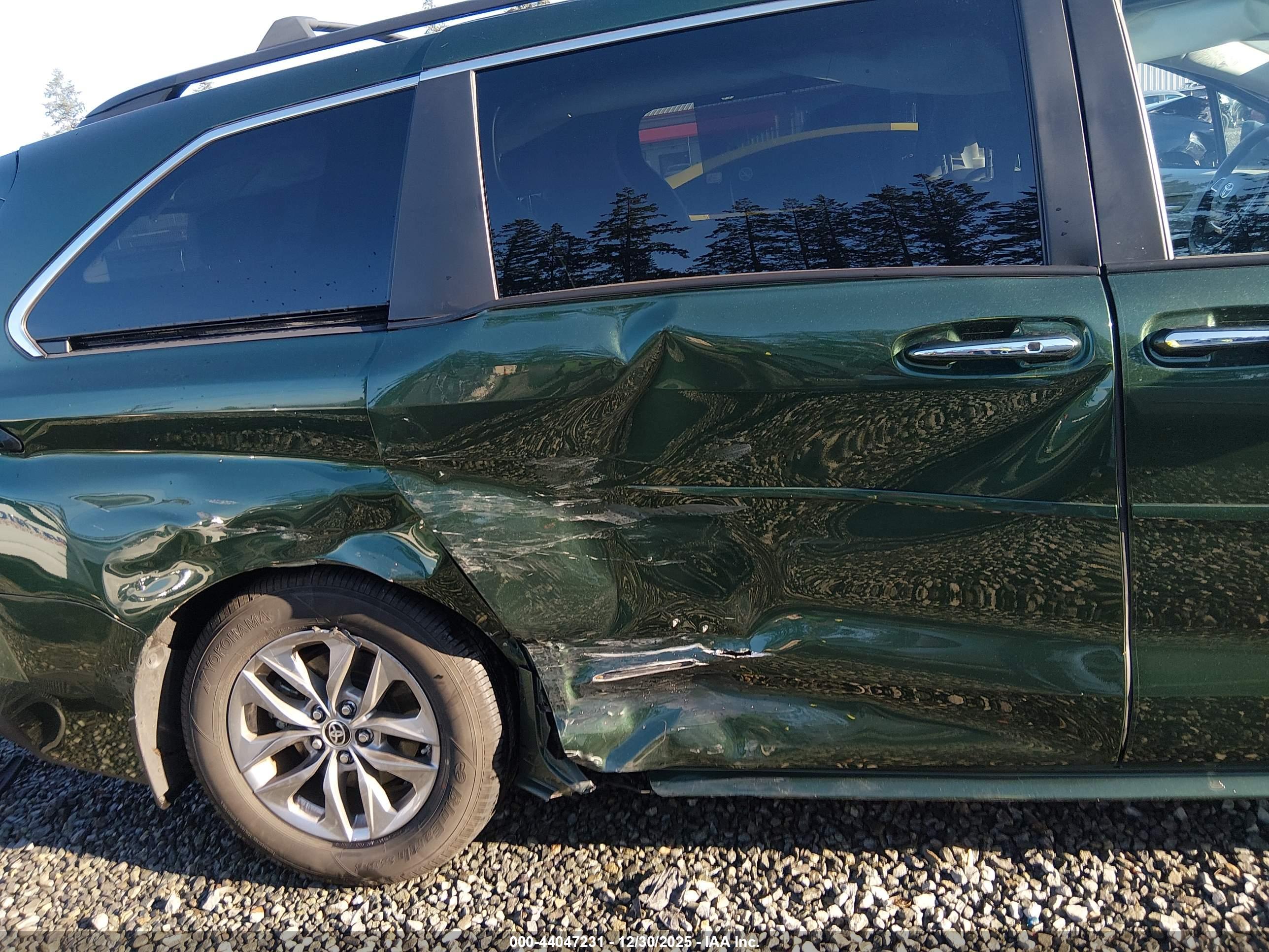 TOYOTA SIENNA image 6