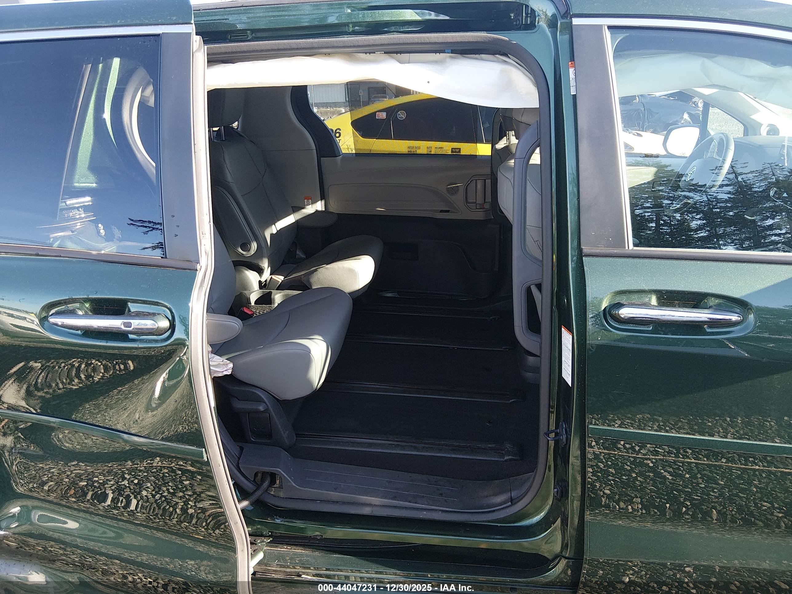 TOYOTA SIENNA image 8