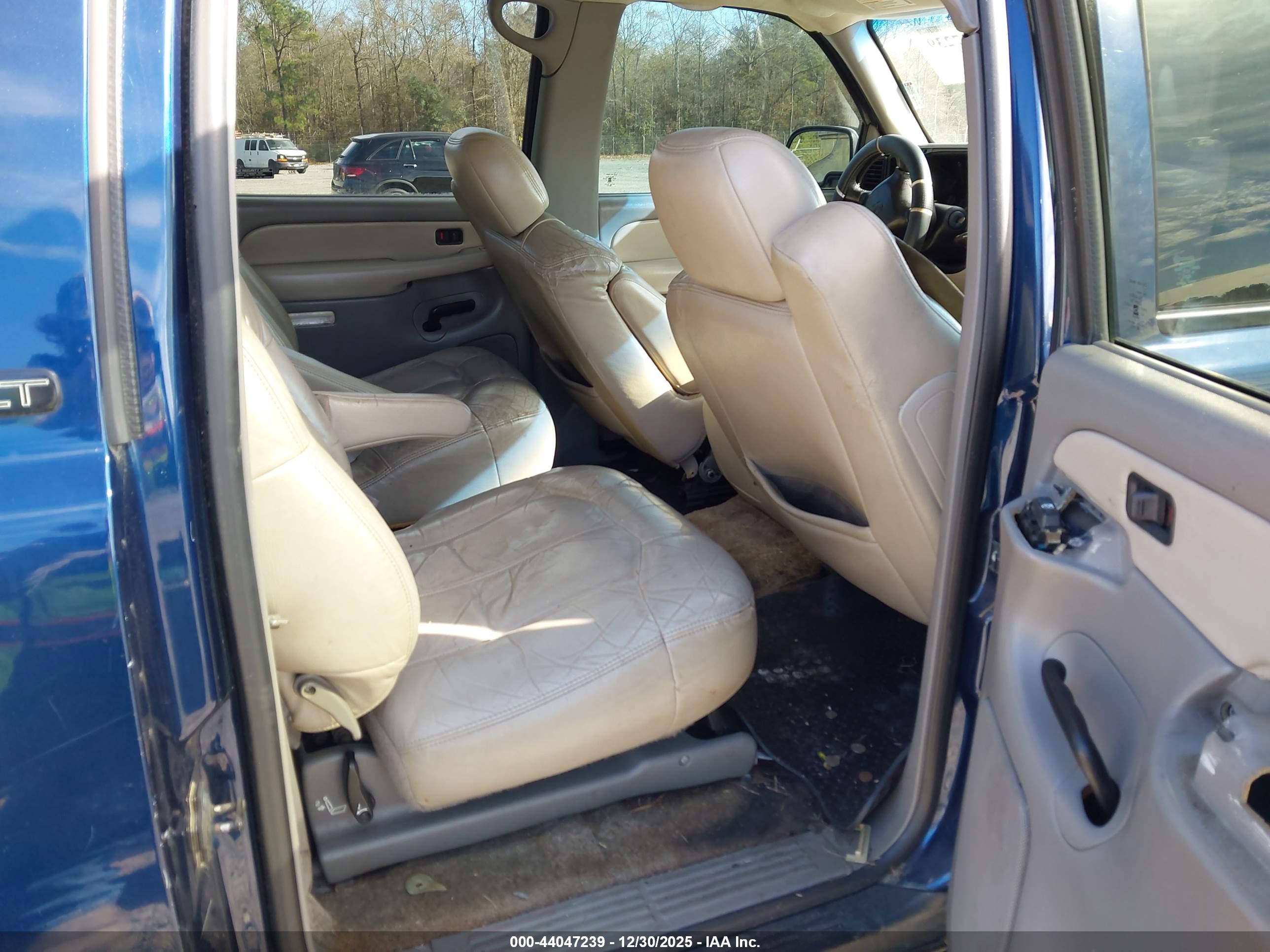 CHEVROLET SUBURBAN image 8