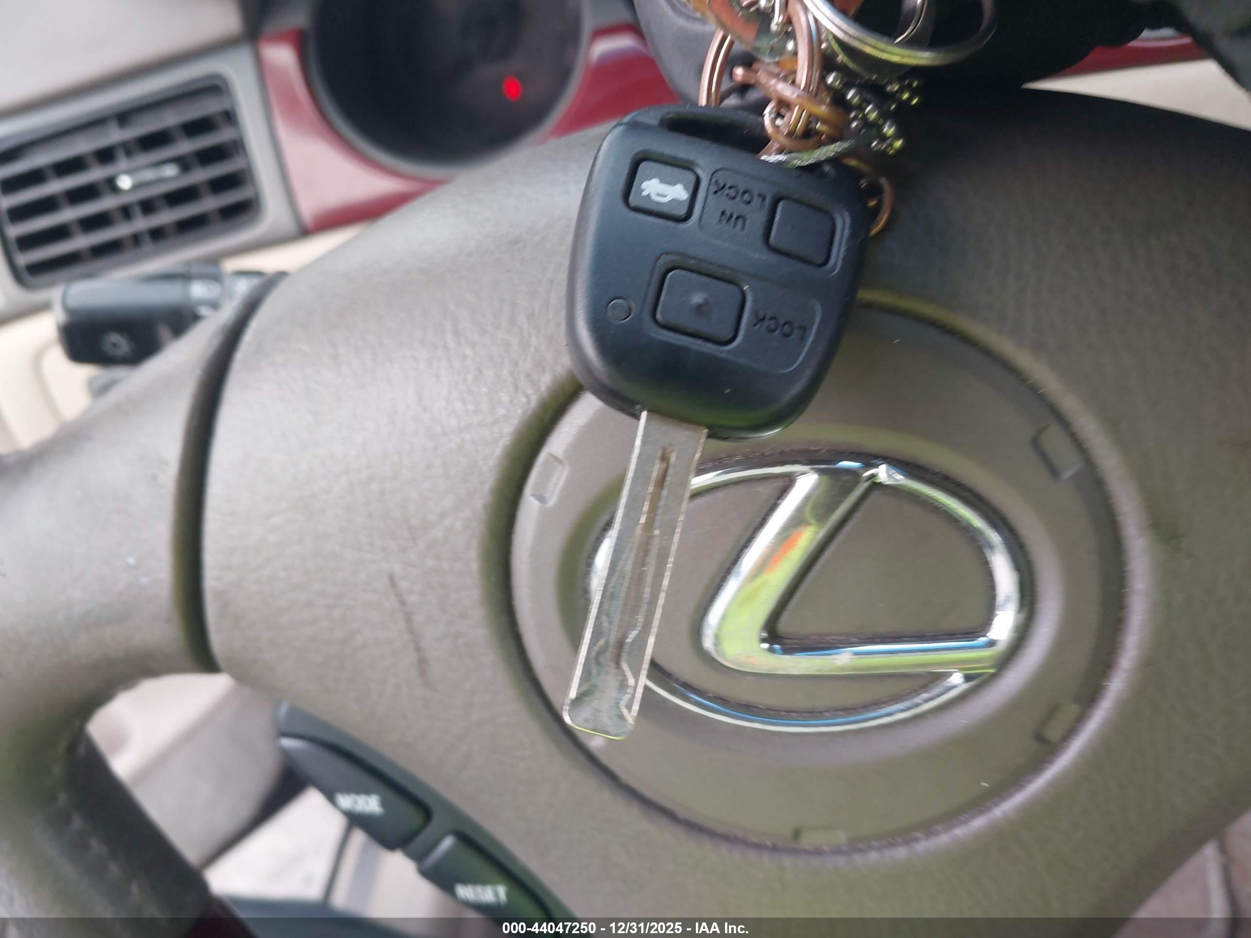 LEXUS ES image 11